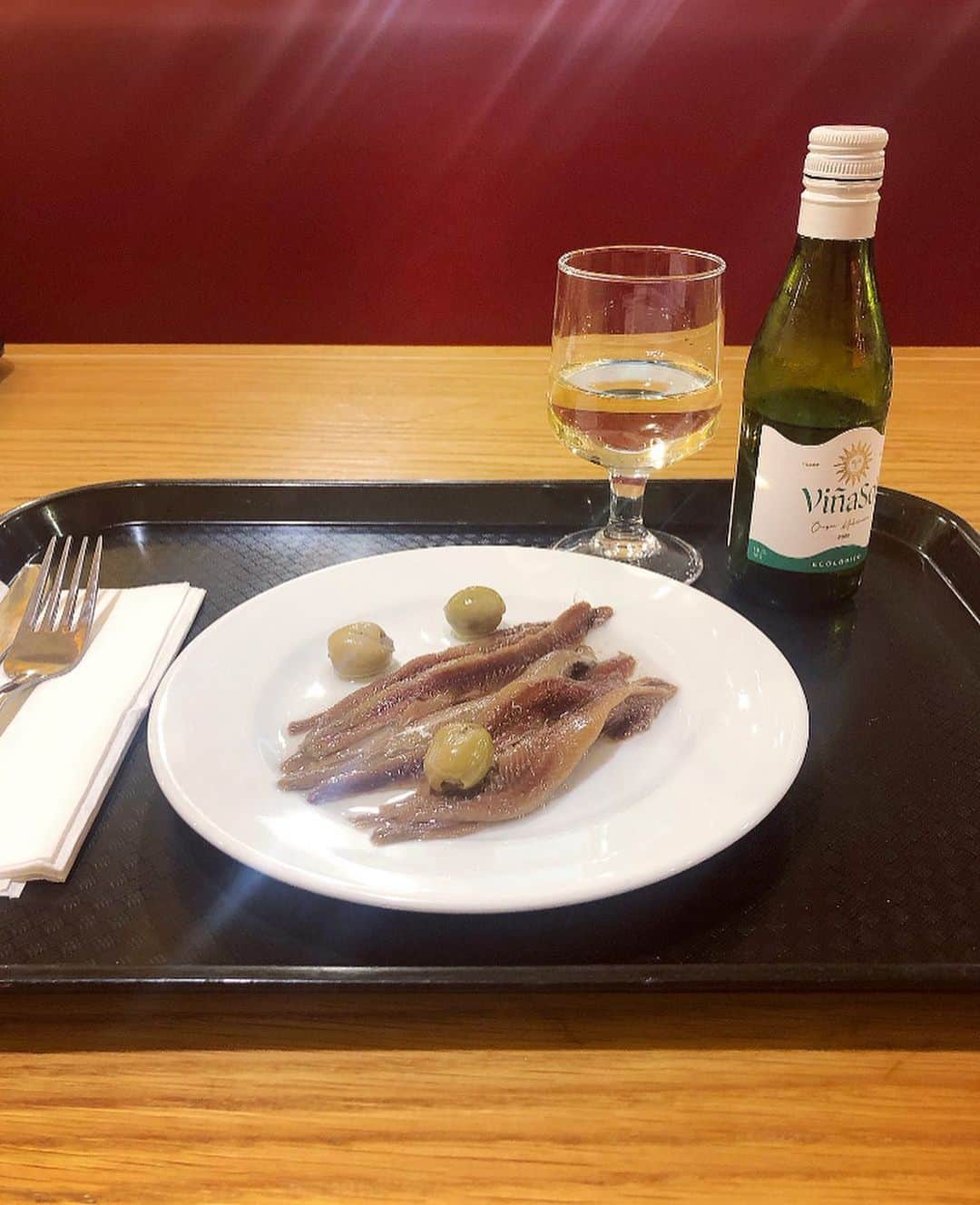 榊山敬代さんのインスタグラム写真 - (榊山敬代Instagram)「👋✈️… ・ つづき  バルセロナ空港へと 向かいましてからは  少し時間がありましたので 空港内をおさんぽしまして 名残惜しく最後のカンパイ  ということでビールや ワインなどかるく乾杯  そして  たのしかったなぁ…と しみじみ振り返るとき  バルセロナから向かいました先は エミレーツ航空でドバイのコース  機中泊でしたがまた映画を2本程 鑑賞をしてしまいねむれないまま  ドバイへ到着しまして 帰りはドバイ国際空港 の滞在時間はみじかく  またエミレーツ航空へ 乗り継ぎまして成田へ  さていよいよ さよならの時  そして  離陸して壮大に広がる海を 見下ろしながらただありが とうございましたとお礼の キモチに包まれるのでした  🙏…  今回の旅は憧れのエミレーツ航空を 満喫することができて夢が叶いまし た時でしたが座席も少し広めでした し大型でしたので飛行中や着陸のと きも振動を感じないほど快適でした  また日本時間に合わせて夜の時刻に なりますと機内の天井にはお星さま がきらめく演出や照明が変化してゆ く演出も印象的でまた乗りたいなぁ  と機内で未来へのイメージ もふくらむひとときでした  ところで  今年のはじまりは海外へ行きたいなぁ と昨年の年末に期限の切れたパスポー トを取りにいったのですけど昨年では パスポートセンターもガラガラの模様 には驚く程海外へ行くのはまだ早いか なぁと思っていたのですがこのような タイミングで気がつけば海外へ飛んで しまった現実には信じられない時間で したが実際今回のヨーロッパ旅行では 日本人に全く会わず唯一出逢えた場所 はサグラダファミリアの中で２家族の みでその方も初めて日本人に会えまし たとおっしゃっていました程現状はま だ日本から旅行される観光客はあまり 増えていない模様をうかがうのでした  またこの度の旅を通して 人生にはかみさまが居て  そのかみさまからの　　 タイミングとはふと 突然にとやってきて  その意外なタイミングへ乗るか乗 らないのかが試されているのかな  とこの度の海外旅行では人生の おもいにもよらないひとコマを 学ばせていただきましたと共に  ローマのバチカン美術館や サグラダファミリアなどで 本物の芸術の在り方を何度 も心から実感できる機会を 目の当たりにできたことは  画家人生にとりまして格別 な宝物となりまた改めて日 々精進してゆくともしびを 心に沢山灯してくれました  そしてあらためて 芸術はすばらしい と驚嘆するなかで  芸術のチカラを信じさ せてくださる旅でした  今回は９日間と いうながい記録 となりましたが  画家人生の貴重 なひとコマとし て記念に記録と 感謝を込めて…  おわり  #旅行 #旅 #エミレーツ航空 #Emirates #エミレーツ  #飛行機大好き  #スペイン #Spain #バルセロナ #Barcelona #海外旅行 #旅行 #旅 #芸術  #アート #ART #travel #人生思い出づくり #毎日がスペシャル  #旅スタグラム #たびすたぐらむ」11月21日 13時59分 - sakakiyamatakayo