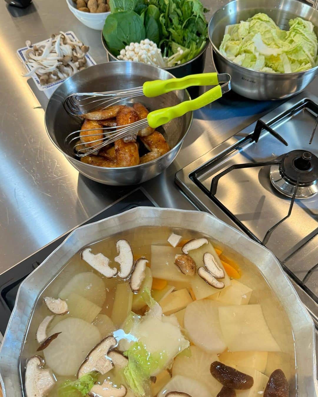 木村祐一さんのインスタグラム写真 - (木村祐一Instagram)「毎度､木村部屋ちゃんこ焼き手羽先入りに､今回は海ぶどうが入って豚バラで巻く「海ぶどうしゃぶしゃぶ」でした｡海ぶどうプチプチ〜 #いつぞやの #木村部屋ちゃんこ #手羽先 #海ぶどう #しゃぶしゃぶ」11月21日 14時00分 - kimkimni