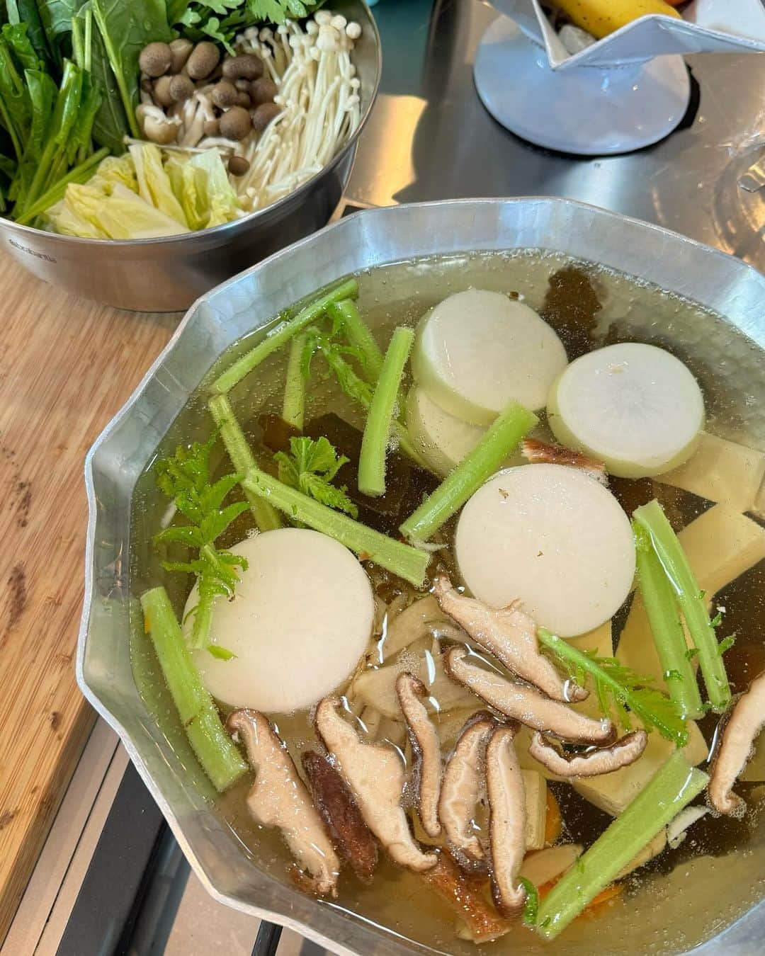 木村祐一さんのインスタグラム写真 - (木村祐一Instagram)「毎度､木村部屋ちゃんこ焼き手羽先入りに､今回は海ぶどうが入って豚バラで巻く「海ぶどうしゃぶしゃぶ」でした｡海ぶどうプチプチ〜 #いつぞやの #木村部屋ちゃんこ #手羽先 #海ぶどう #しゃぶしゃぶ」11月21日 14時00分 - kimkimni