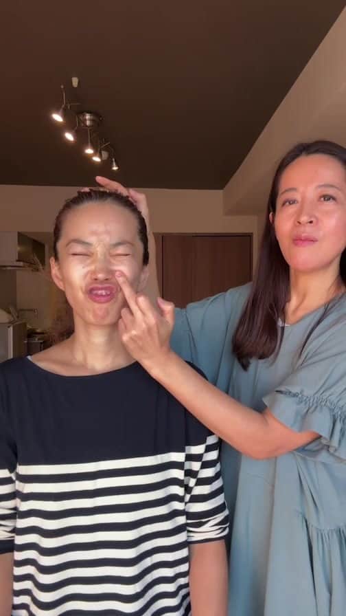 菅井悦子のインスタグラム：「[目の下のたるみ問題] 周りでも増えた、『脱脂する？』という話題。 私も例に漏れず、調べまくりましたが、何とかならないかなぁ？と、 鳴海さんに助けを求めました！  なるほどー！なことばっかり！  いまなら、すんごい美容液がサンプルで付いてくるものもあるらしい……ので、 是非チェックを🫶  [クーポンコードはwk27です]」