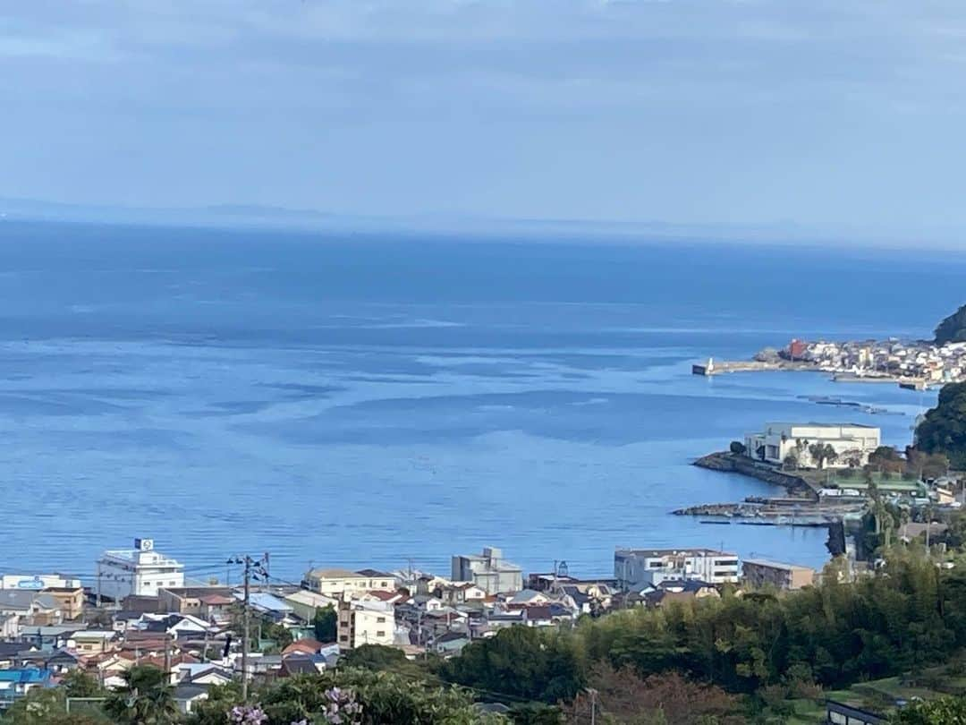 熱海市のインスタグラム：「南熱海の海。空気が澄んでいるので、海が輝いてみえます✨お出掛けにいい季節になりましたね！ #青い海#海#うみ#熱海#南熱海#お出掛け#温泉#熱海市#意外と熱海」