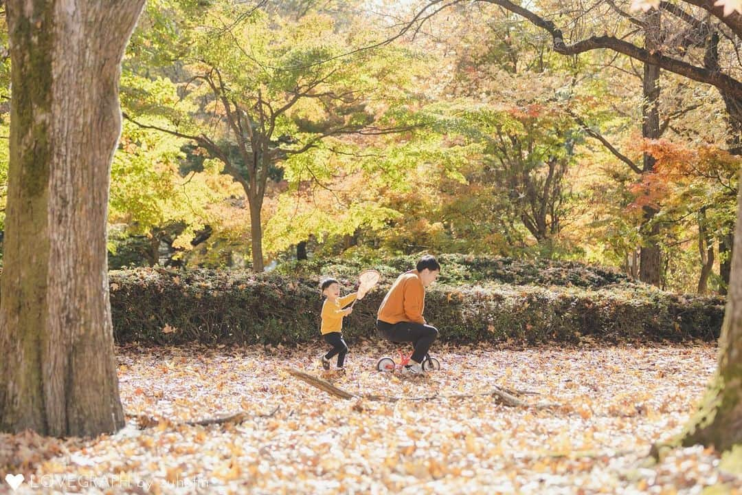 Lovegraph_Kids ラブグラフキッズさんのインスタグラム写真 - (Lovegraph_Kids ラブグラフキッズInstagram)「紅葉の季節☺️☺️🍂🫧 ㅤㅤㅤ みんなで遊びながら楽しく撮影しましょう👨‍👩‍👦‍👦📸 ㅤㅤㅤ ୨୧┈┈┈┈୨୧ ㅤㅤㅤ Lovegraphは出張撮影サービスです📸お誕生日や七五三、日常フォトなどさまざまなシーンをプロのカメラマンが撮影いたします☺️ 撮影プランや料金詳細は @lovegraph_kids のプロフィールURLをご確認ください🌼 ㅤㅤㅤ ୨୧┈┈┈┈୨୧ ㅤㅤㅤ #ラブグラフ #Lovegraph #幸せな瞬間をもっと世界に #出張カメラマン #誕生日フォト #紅葉フォト」11月21日 14時09分 - lovegraph_kids