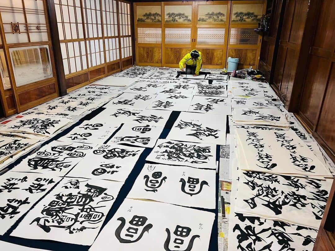 紫舟のインスタグラム：「できるだけ不便な地方にこもり、お出かけすることもなく、毎日、朝5時過ぎから夜22時過ぎるまで、連日制作しつづける、制作合宿です。」