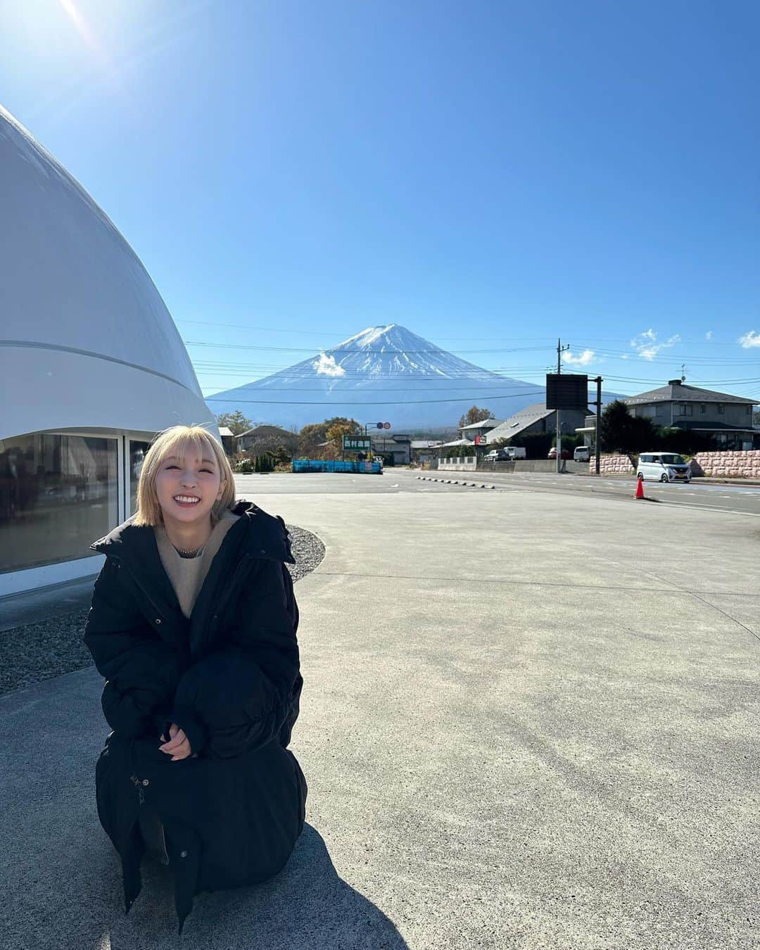 緒方もものインスタグラム：「縁起良さそうな写真🤳笑  この間山梨（主に富士急）に旅行に行ったよ🤍 YouTubeも上がるから楽しみにしてて〜🍑  #山梨　#富士山  #ほうとう美味しかった」