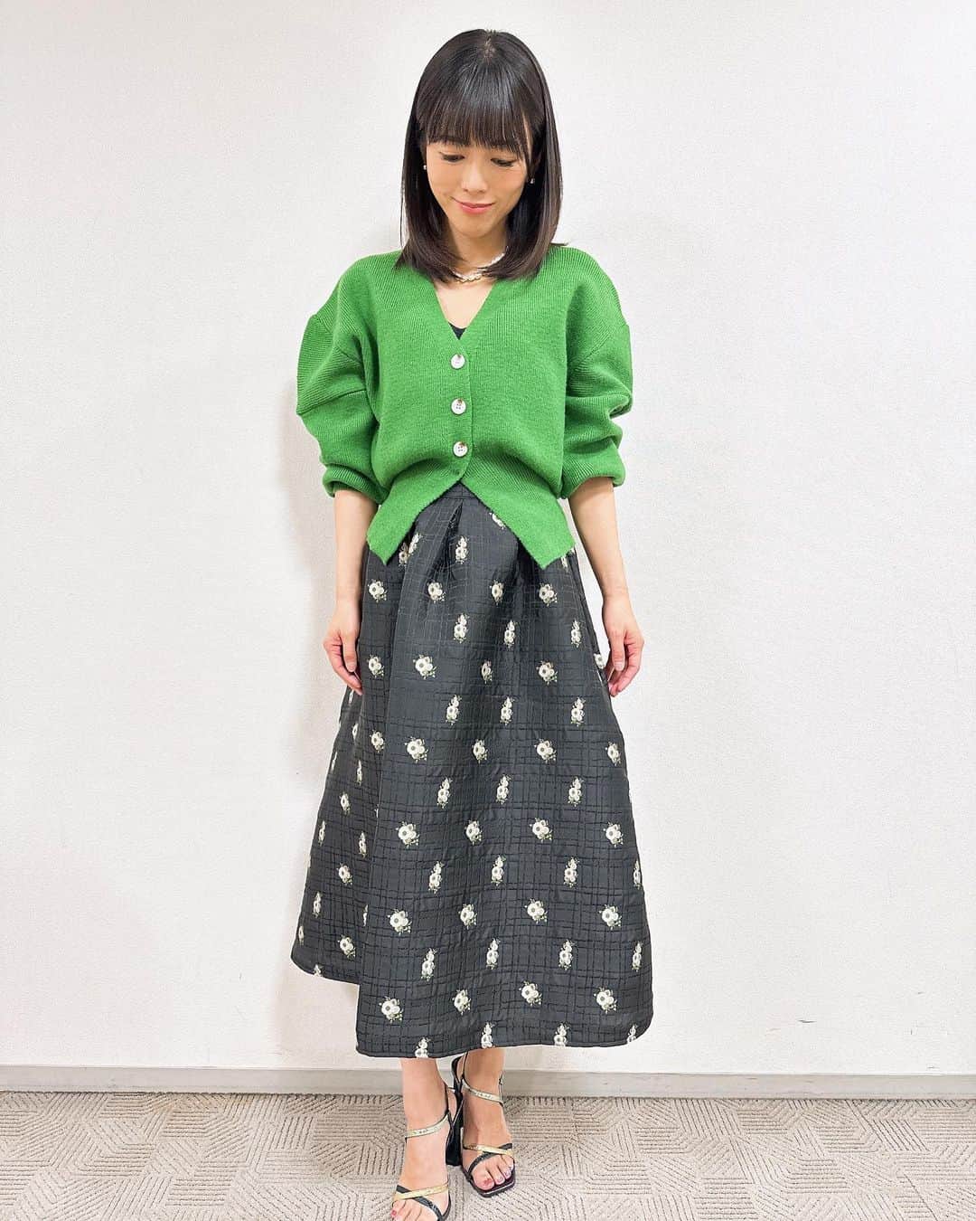 釈由美子のインスタグラム：「『ぽかぽか』生放送終わりました〜📺  “うまうまダービー”では 釈お酌ロボットが暴走するハプニングもありましたが🍺🙈笑  ぽかぽかあったかい番組に出演できて とっても楽しかったです🥰  今日の衣装👠  ニット スカート  @saaageboutique  ピアス 指輪 ネックレス @lohmejewelry」