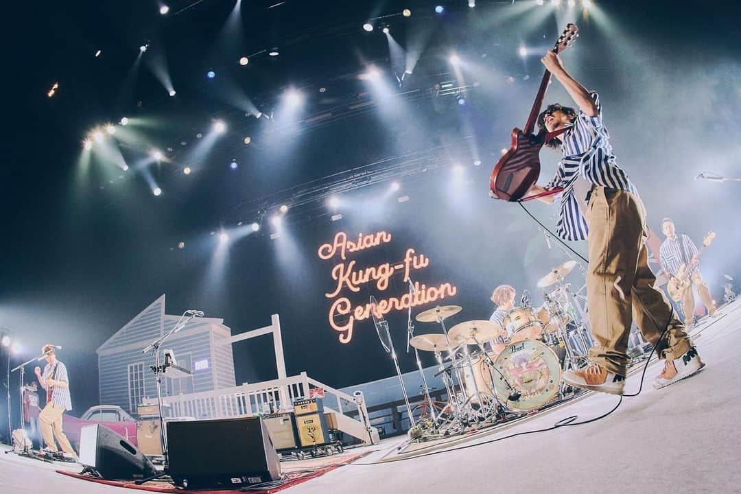 後藤正文さんのインスタグラム写真 - (後藤正文Instagram)「ASIAN KUNG-FU GENERATION  at Tachikawa Stage Garden  音楽をやろうと決意した町。暗黒の時代だったな。毎日必死だった。やる気も何もなかったけど、友達にだけ恵まれた。また戻って来たい。  Photographer @tetsuyayamakawa   #asiankungfugeneration #tokyo #tachikawa #tour」11月21日 14時18分 - gotch_akg