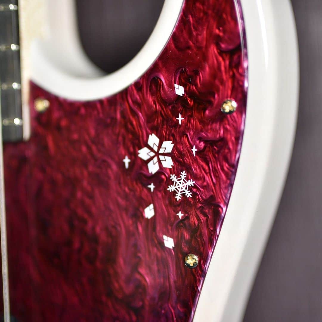 のインスタグラム：「. 🌟#ディバイザーワンデイ  WOODLINE-HOLLOW4 FUYUZAKURA WSE’23/E WOODLINE-HOLLOW5 FUYUZAKURA WSE’23/E  Bacchusの定番WOODLINEモデルから、冬の装いに包まれた限定モデルが登場。「冬桜」の名を冠する通り、ボディトップには和材を代表するサクラが使用されています。雪の降る空をイメージしたデザインに、ほんのりとピンクに色づいたボディが印象的な一本です。  #ディバイザー #deviser #headway #ヘッドウェイ #momose #モモセ #bacchus #バッカス #seventyseven #セブンティセブン #sakuraukulele #サクラウクレレ #guitar #electricguitar #アコギ #Acousticguitar #bass #ベース #ウクレレ #ukulele #桜モデル #桜ギター」