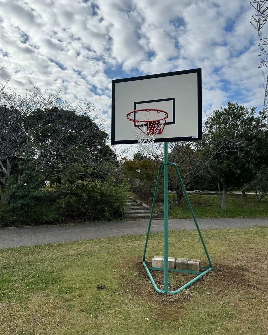 吉田眞紀人さんのインスタグラム写真 - (吉田眞紀人Instagram)「... 小櫃堰公園のバスケットゴールが新しくなりました👏  以前から市に修理をお願いしており、先日新しく設置していただけました！！ 対応していただいた方々に感謝します🙇‍♂️  ひとつひとつではあるけど、こうして改善してもらえると嬉しいですね☺️  これから多くの方に利用していただいて、思いっきりバスケを楽しんで欲しいです🙏  【スポーツで健康に🔥🔥🔥】 ... #小櫃堰公園 #木更津 #バスケット #吉田まきと #スポーツで健康に #木更津市出身初のJリーガー #房総ローヴァーズ木更津FC #10 #木更津市議会議員 #市議会議員フットボーラー」11月21日 14時21分 - makito_official