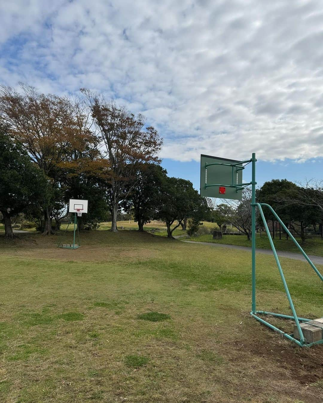 吉田眞紀人さんのインスタグラム写真 - (吉田眞紀人Instagram)「... 小櫃堰公園のバスケットゴールが新しくなりました👏  以前から市に修理をお願いしており、先日新しく設置していただけました！！ 対応していただいた方々に感謝します🙇‍♂️  ひとつひとつではあるけど、こうして改善してもらえると嬉しいですね☺️  これから多くの方に利用していただいて、思いっきりバスケを楽しんで欲しいです🙏  【スポーツで健康に🔥🔥🔥】 ... #小櫃堰公園 #木更津 #バスケット #吉田まきと #スポーツで健康に #木更津市出身初のJリーガー #房総ローヴァーズ木更津FC #10 #木更津市議会議員 #市議会議員フットボーラー」11月21日 14時21分 - makito_official