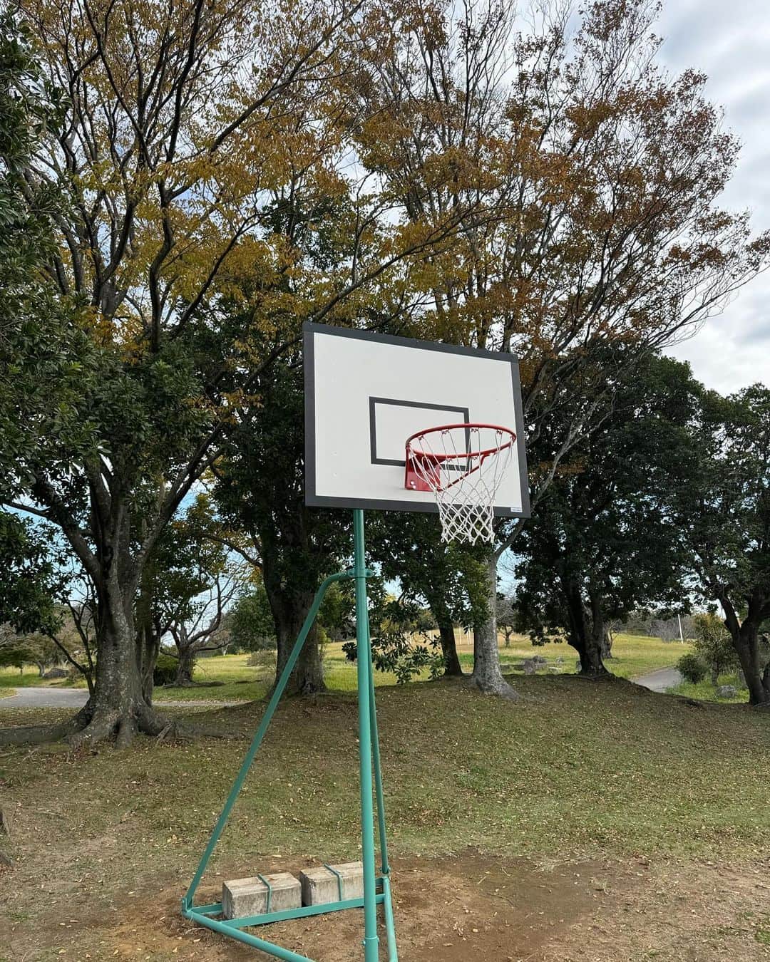 吉田眞紀人さんのインスタグラム写真 - (吉田眞紀人Instagram)「... 小櫃堰公園のバスケットゴールが新しくなりました👏  以前から市に修理をお願いしており、先日新しく設置していただけました！！ 対応していただいた方々に感謝します🙇‍♂️  ひとつひとつではあるけど、こうして改善してもらえると嬉しいですね☺️  これから多くの方に利用していただいて、思いっきりバスケを楽しんで欲しいです🙏  【スポーツで健康に🔥🔥🔥】 ... #小櫃堰公園 #木更津 #バスケット #吉田まきと #スポーツで健康に #木更津市出身初のJリーガー #房総ローヴァーズ木更津FC #10 #木更津市議会議員 #市議会議員フットボーラー」11月21日 14時21分 - makito_official