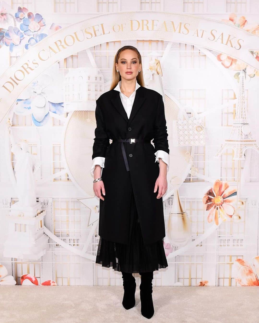 Hung Vanngoさんのインスタグラム写真 - (Hung VanngoInstagram)「#JenniferLawrence tonight for @Dior’s carousel of dreams at @saks 🖤. Styled by @sweetbabyjamie  💇🏻‍♀️ @rebekahforecast  💄 @hungvanngo assisted by @jianlumakeup」11月21日 14時26分 - hungvanngo