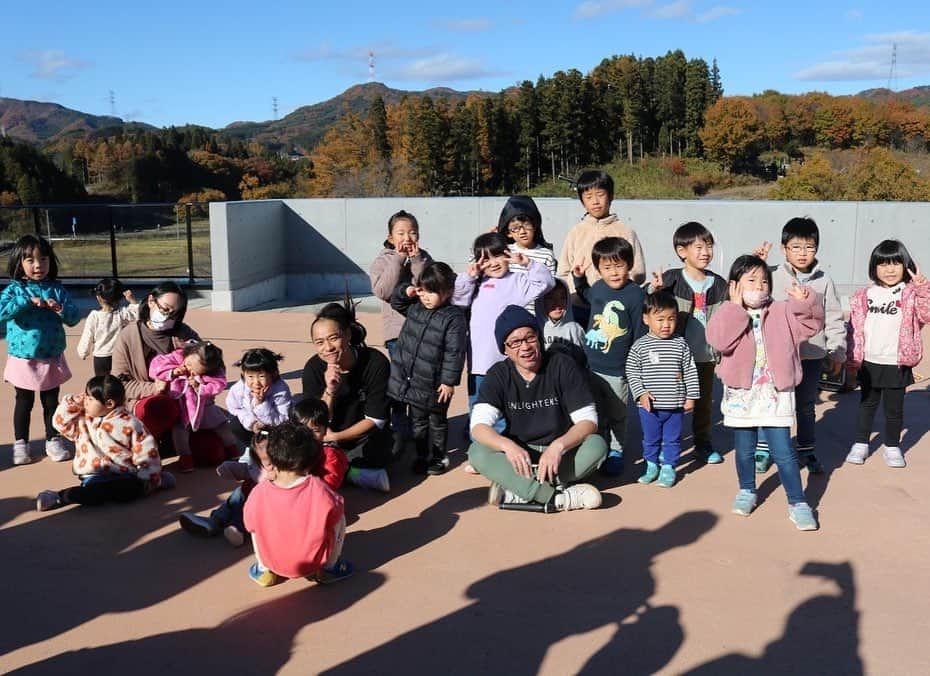 DRI-Vさんのインスタグラム写真 - (DRI-VInstagram)「『秋の収穫感謝祭』道の駅 高山盆地　@takaranoyamatakayama.sta   天候に恵まれた晴天の気持ちイイ天気の中 沢山のこどもたちが 『リズム遊び』 に参加してくれました〜！  高山村が出身の  @kazu_ma2tk くんに ドラムを叩いてもらい 音源ではなく、生の音でリズム遊びができました。地元の方とレッスンを 一緒に作りあげられて良かったです！  ドラムの音をしっかりと聞き 次第に リズムに慣れて自信満々な動きをしていく こどもたちの成長に感動〜！  みんな楽しそうでお陰様で 笑顔溢れる空間となりました！  関わって頂いた役場の関係者の皆様 スタッフの皆様 楽しい素敵な時間を ありがとうございました  高山村サイコー！！ またやりたいなぁ〜😁✨  @kimidorifarm 🥕  #秋の収穫感謝祭 #高山村 #運動能力向上pjt #リズム遊び #コーディネーショントレーニング」11月21日 14時27分 - dri_v_dance