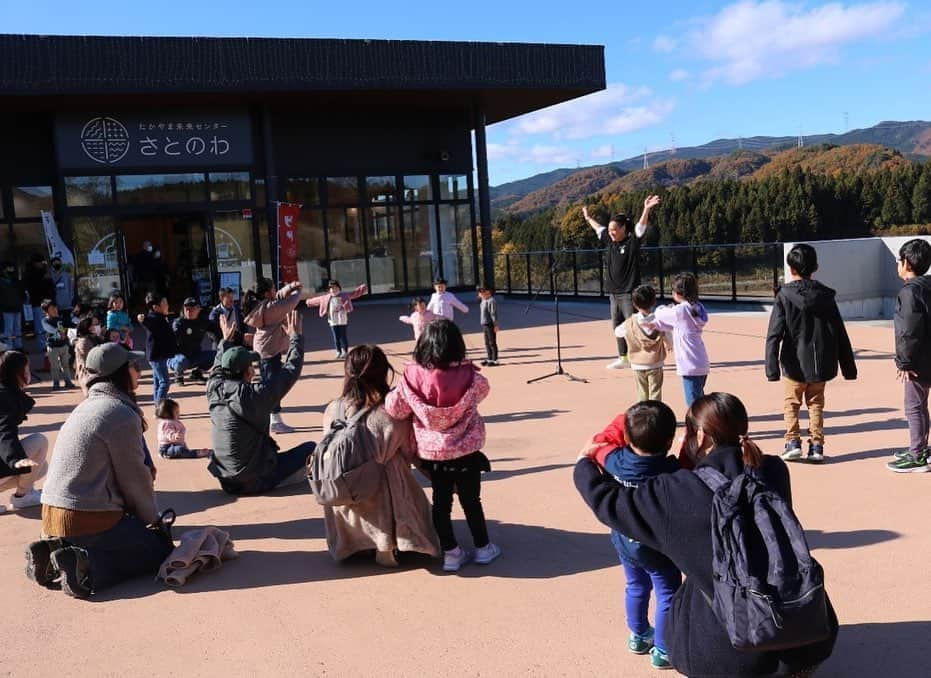 DRI-Vさんのインスタグラム写真 - (DRI-VInstagram)「『秋の収穫感謝祭』道の駅 高山盆地　@takaranoyamatakayama.sta   天候に恵まれた晴天の気持ちイイ天気の中 沢山のこどもたちが 『リズム遊び』 に参加してくれました〜！  高山村が出身の  @kazu_ma2tk くんに ドラムを叩いてもらい 音源ではなく、生の音でリズム遊びができました。地元の方とレッスンを 一緒に作りあげられて良かったです！  ドラムの音をしっかりと聞き 次第に リズムに慣れて自信満々な動きをしていく こどもたちの成長に感動〜！  みんな楽しそうでお陰様で 笑顔溢れる空間となりました！  関わって頂いた役場の関係者の皆様 スタッフの皆様 楽しい素敵な時間を ありがとうございました  高山村サイコー！！ またやりたいなぁ〜😁✨  @kimidorifarm 🥕  #秋の収穫感謝祭 #高山村 #運動能力向上pjt #リズム遊び #コーディネーショントレーニング」11月21日 14時27分 - dri_v_dance