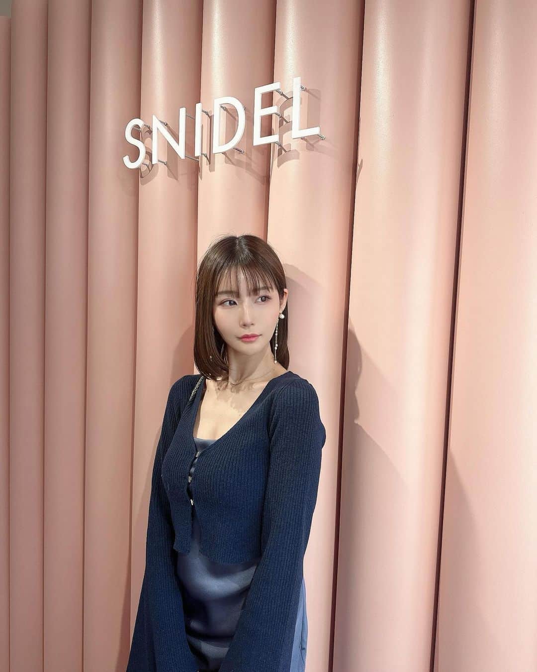 蒼川愛さんのインスタグラム写真 - (蒼川愛Instagram)「SNIDEL Snow Magic Holiday...🎄❄️  SNIDELの限定ホリデーイベントへ遊びに行ってきました‪‪❤︎‬ @snidel_official @snidelbeauty . キラキラしたアクセサリーやデートに着ていきたいお洋服はどれも可愛くて、ホリデーシーズンにぴったり🥰  SNIDEL BEAUTYのパレットやリップはギフトにもおすすめしたいな🎁♡ アイシャドウ可愛すぎたので私も買いにいかなきゃ〜🛍  華やかな空間をひと足先に味わってクリスマスがさらに楽しみになったよ🫶🏻  限定ショッパーは23日（木）からお店でもらえるみたい！です💓  #PR #SNIDEL #スナイデル #23WinterSNIDEL #snowmagicholiday #POPUP」11月21日 14時27分 - tougarashi_suki