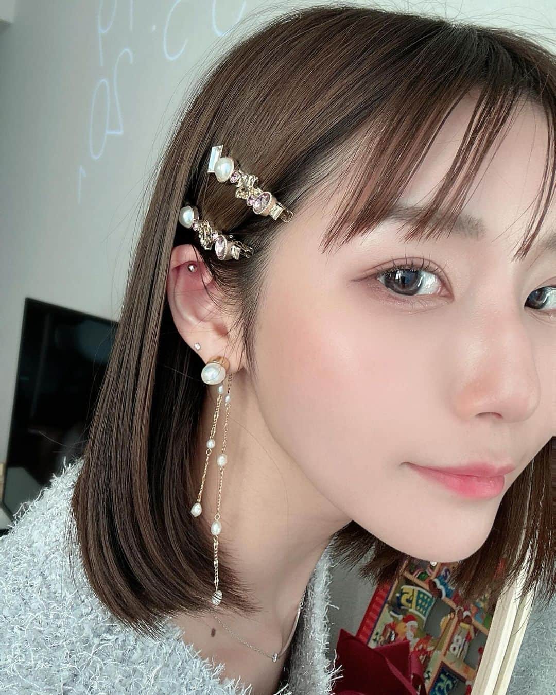 蒼川愛さんのインスタグラム写真 - (蒼川愛Instagram)「SNIDEL Snow Magic Holiday...🎄❄️  SNIDELの限定ホリデーイベントへ遊びに行ってきました‪‪❤︎‬ @snidel_official @snidelbeauty . キラキラしたアクセサリーやデートに着ていきたいお洋服はどれも可愛くて、ホリデーシーズンにぴったり🥰  SNIDEL BEAUTYのパレットやリップはギフトにもおすすめしたいな🎁♡ アイシャドウ可愛すぎたので私も買いにいかなきゃ〜🛍  華やかな空間をひと足先に味わってクリスマスがさらに楽しみになったよ🫶🏻  限定ショッパーは23日（木）からお店でもらえるみたい！です💓  #PR #SNIDEL #スナイデル #23WinterSNIDEL #snowmagicholiday #POPUP」11月21日 14時27分 - tougarashi_suki