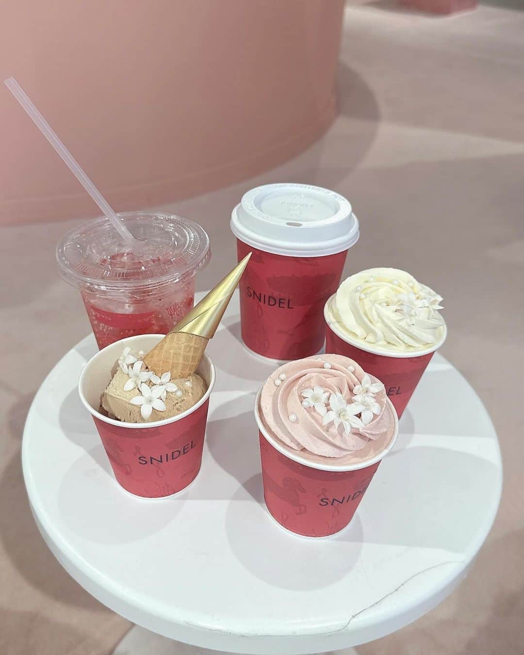 蒼川愛さんのインスタグラム写真 - (蒼川愛Instagram)「SNIDEL Snow Magic Holiday...🎄❄️  SNIDELの限定ホリデーイベントへ遊びに行ってきました‪‪❤︎‬ @snidel_official @snidelbeauty . キラキラしたアクセサリーやデートに着ていきたいお洋服はどれも可愛くて、ホリデーシーズンにぴったり🥰  SNIDEL BEAUTYのパレットやリップはギフトにもおすすめしたいな🎁♡ アイシャドウ可愛すぎたので私も買いにいかなきゃ〜🛍  華やかな空間をひと足先に味わってクリスマスがさらに楽しみになったよ🫶🏻  限定ショッパーは23日（木）からお店でもらえるみたい！です💓  #PR #SNIDEL #スナイデル #23WinterSNIDEL #snowmagicholiday #POPUP」11月21日 14時27分 - tougarashi_suki