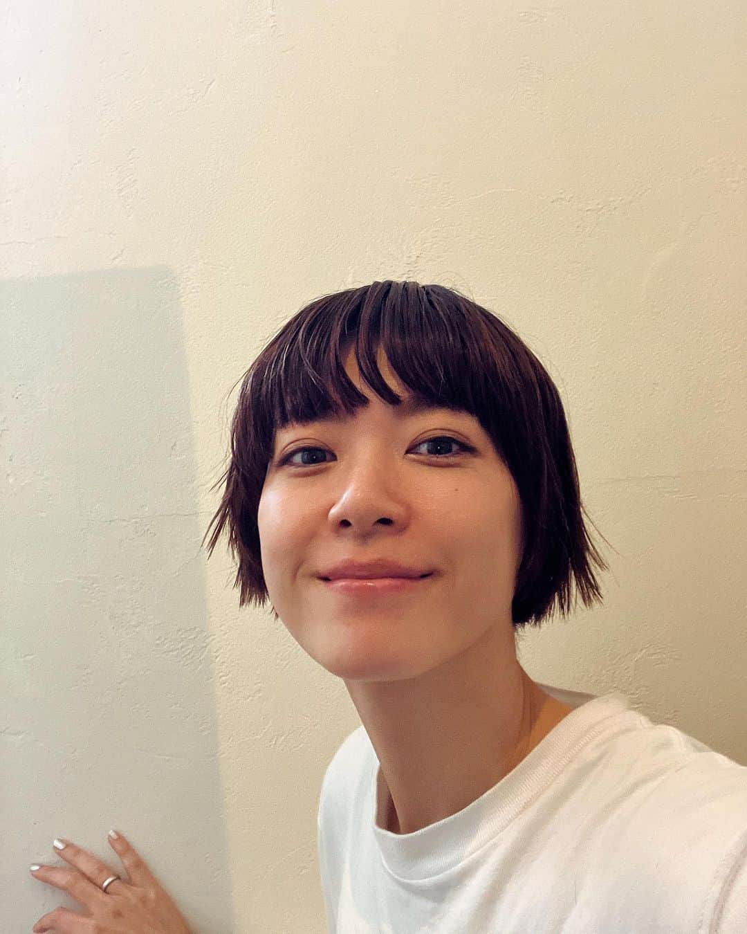 上野樹里さんのインスタグラム写真 - (上野樹里Instagram)「昨日切ってもらったばっかりなのに 自分で前髪切った。 でも冬は重めがいいから、ちょっとだけ切った。 オイルつけてちょっと外はねヘア。 アクティブな方が普段の私には合ってる。 ボブならのだめになってたな。 階段登りながらパシリ📷 これから家でお仕事します‼️」11月21日 14時32分 - _juri_art_