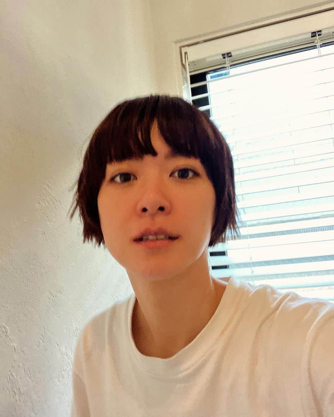 上野樹里さんのインスタグラム写真 - (上野樹里Instagram)「昨日切ってもらったばっかりなのに 自分で前髪切った。 でも冬は重めがいいから、ちょっとだけ切った。 オイルつけてちょっと外はねヘア。 アクティブな方が普段の私には合ってる。 ボブならのだめになってたな。 階段登りながらパシリ📷 これから家でお仕事します‼️」11月21日 14時32分 - _juri_art_