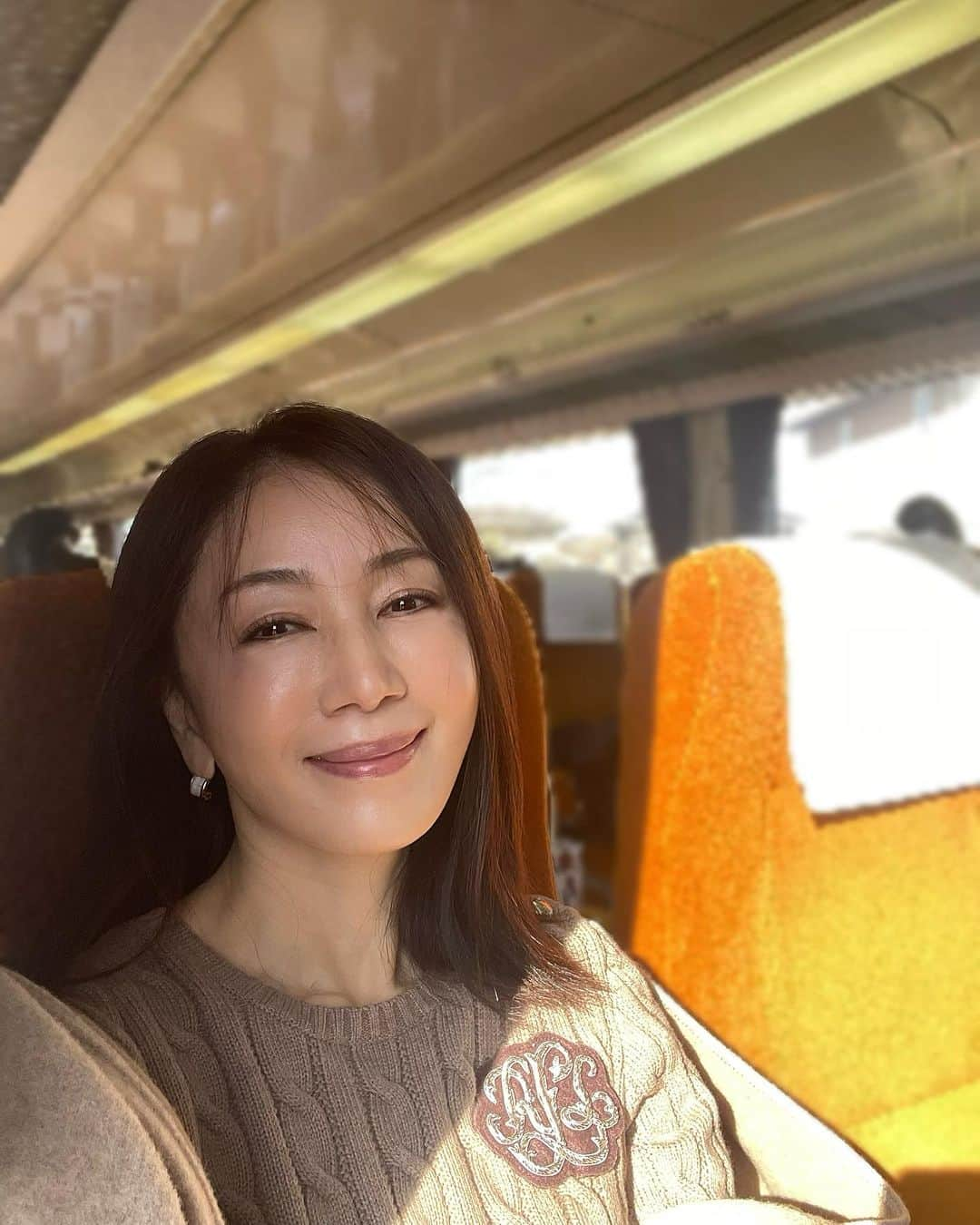 坂村かおるさんのインスタグラム写真 - (坂村かおるInstagram)「今日は、風もなく穏やかなお天気ですね☀️ ・ 遅めの撮影なので午後からスタジオへ向かいます。 ・ 週末は寒くなりそうなので、体調管理に気をつけて下さいね🍁 ・ では、行ってきます！ ・ ・ いつも「いいね！」を頂きありがとうございます！ 皆さんのコメントに元気を貰っています😊  #クィーンオブ美魔女 #team美魔女 #美ST #坂村かおる #トータルビューティーアドバイザー #美しく老いる #バランス #美容 #コスメ #ファッション #今日のコーデ #トータルバランス #お洒落な人と繋がりたい #コスメ好きな人と繋がりたい #美意識高い人と繋がりたい #美魔女 #美魔女が変わる #アップデートしてる人と繋がりたい #自分らしくアップデート #特急りょうもう号 #車窓」11月21日 14時29分 - kaoru.sakamura