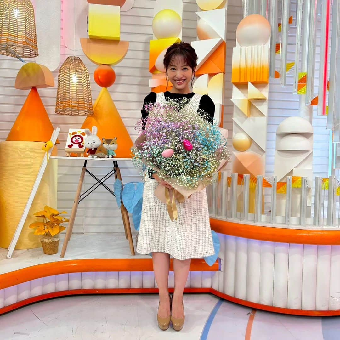 フジテレビ「めざましテレビ」さんのインスタグラム写真 - (フジテレビ「めざましテレビ」Instagram)「きょう紹介したのはカスミソウ✨  花言葉が「感謝」ということで、誰に感謝したいか聞かれた私は、とっさに「酒主アナ!」と答えてしまったのですが、、 その酒主アナから「ご両親はいいの！？」と突っ込まれてしまいました。 そして、放送後、母から「感謝は？😊」とメッセージが、、、😨  お父様お母様いつも心から感謝しております、とっさに名前を出せずごめんなさい、、、🙇‍♀️  #実家に帰った時に #たくさんのありがとうを伝えます  #藤本万梨乃 #酒主義久 #めざましテレビ」11月21日 14時29分 - mezamashi.tv