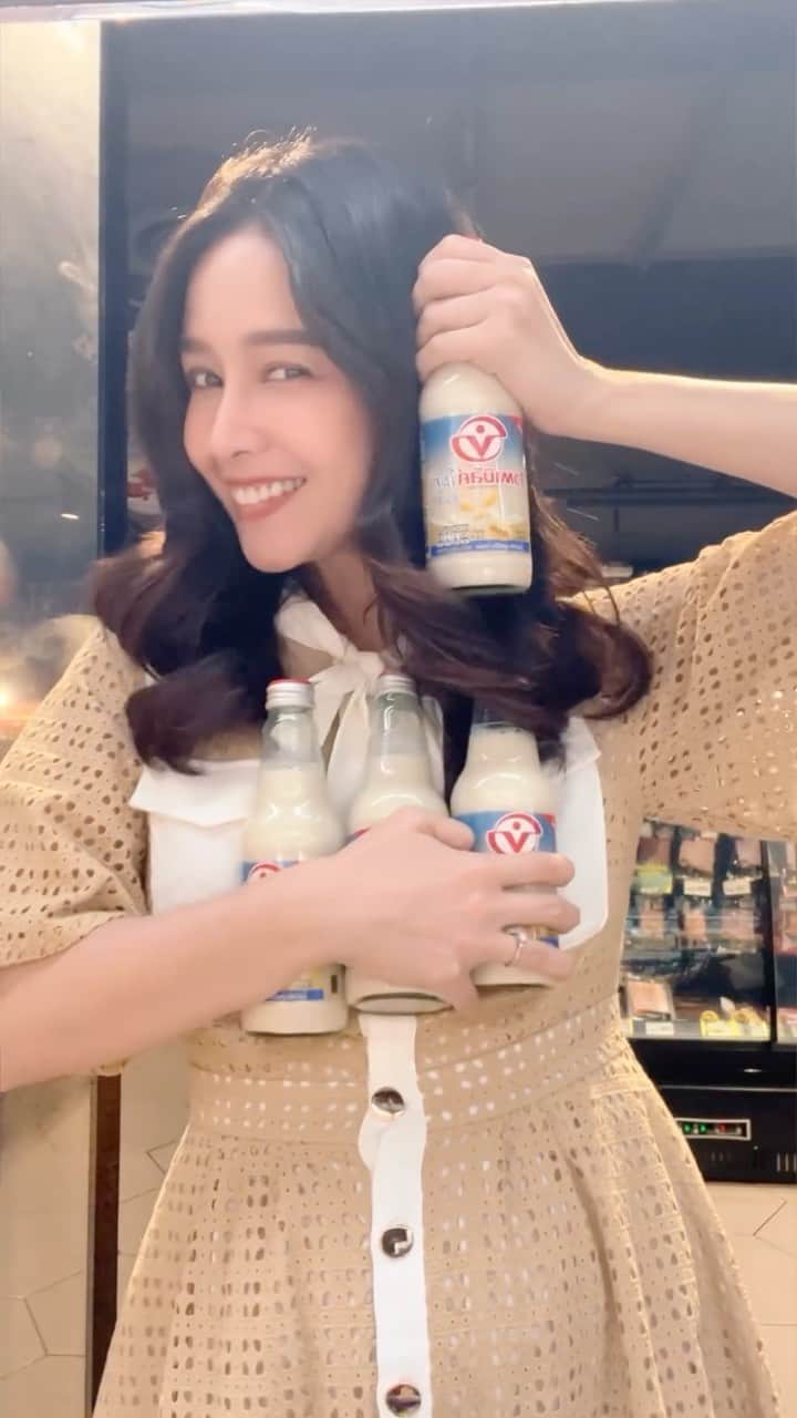 アミーナ・ピニットのインスタグラム：「One day with amena พาไปช็อปปิ๊งกันซื้อของเข้าบ้านกันค่ะ   หลังจากไปเดินช็อปปิ้ง อย่าลืมเติมโปรตีนดีๆๆจากไวตามิ้ลค์นะคะ อร่อย ดีต่อสุขภาพ สะดวกหาซื้อได้ง่ายๆตามห้างสรพพสินค้าทั่วไปได้เลยค่ะ  #นมถั่วเหลืองไวตามิ้ลค์ #เริ่มต้นโปรตีนจากไวตามิ้ลค์ #Vitamilk  #vitamilkthailand #โมอมีนา #moamena」