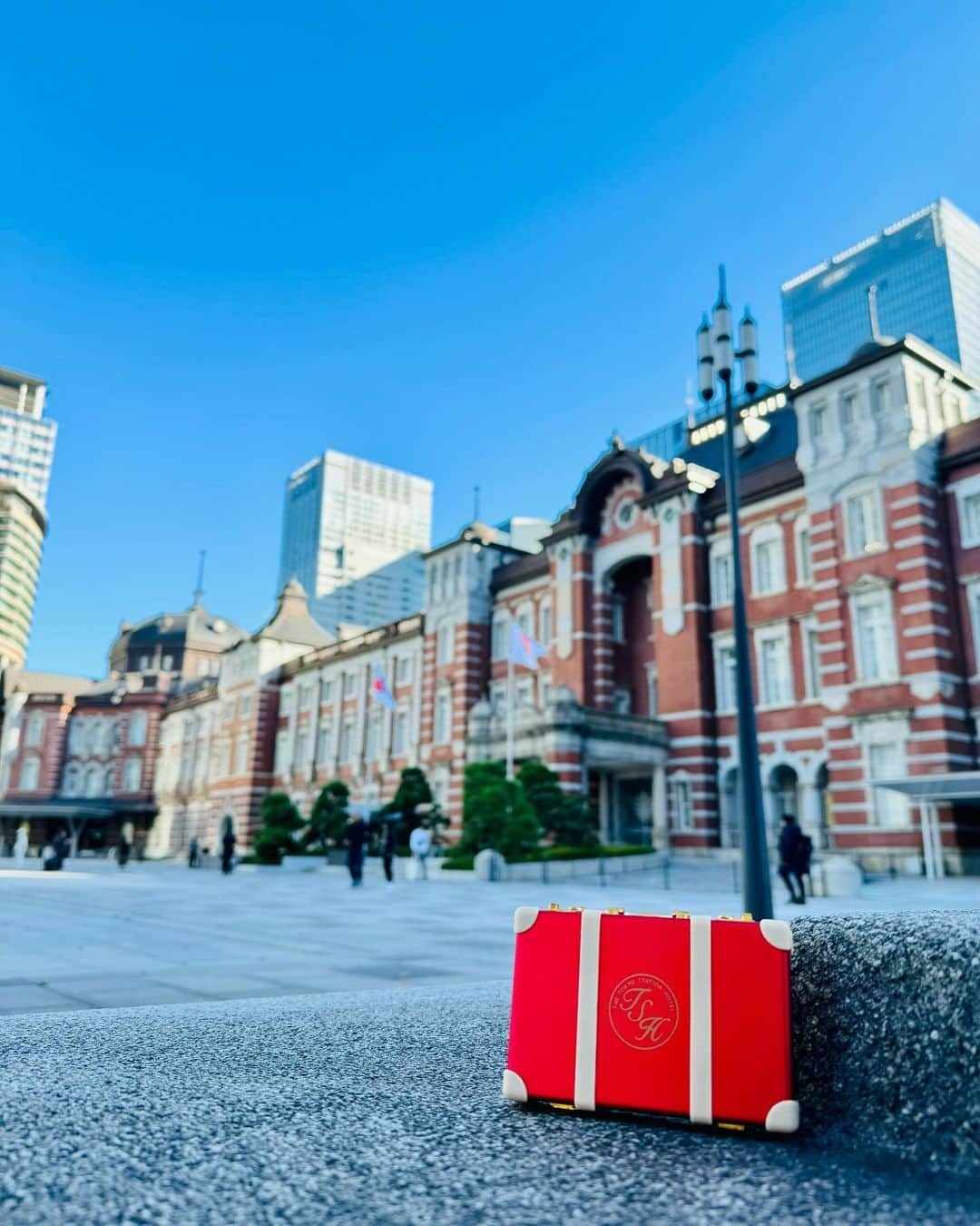 東京ステーションホテルTokyo Station Hotelのインスタグラム：「𝔽𝕖𝕤𝕥𝕚𝕧𝕖 𝕊𝕖𝕒𝕤𝕠𝕟 グローブ・トロッター社製のホテルオリジナルスーツケースをそっくりそのままデザインしたカードケースは、鍵の部分まで精密に作られた本格仕様です。 公式ECサイトでのラゲッジ購入特典(12/6販売開始)か、絶賛予約受付中のコラボレーションアフタヌーンティーの特別プランで手に入れることができます。 アフタヌーンティーのご予約は今ならまだ間に合います！ ⁡ 詳しくは @tokyostationhotel のプロフィール リンク集をクリック ⁡ Book a table for Globe-Trotter Collaboration Afternoon Tea, and get an original card case! Don’t miss the limited opportunity as it will be booked up soon! ———————————————————— @tokyostationhotel @forbestravelguide @smallluxuryhotels @smallluxuryhotels_jp @tokyostationcity @kiwicollection #carewhereyoustay #travelselect #weareinternova  #globetrotter #tokyostation #tokyostationhotel #tokyotravel #tokyotrip #tokyohotel #japantravel #globetrotter #japanhotel   #ホテル好き #東京旅行 #東京ステーションホテル #東京駅 #東京駅舎 #丸の内 #グローブトロッター #アフタヌーンティー #コラボアフタヌーンティー #オリジナル商品」