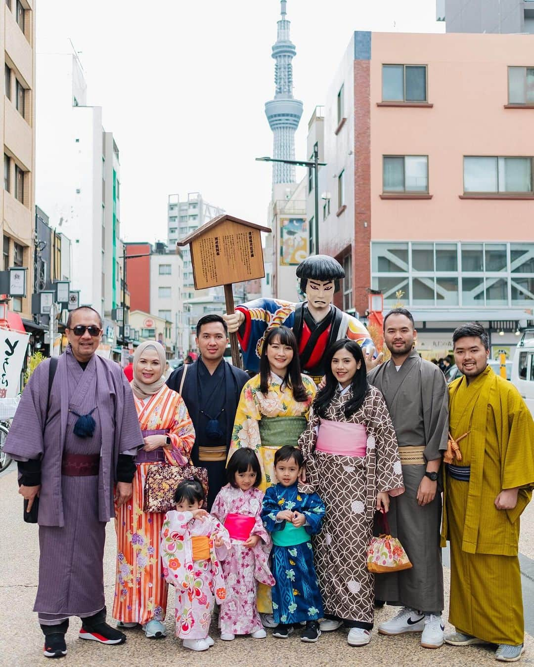 デフィ・キナル・プトリさんのインスタグラム写真 - (デフィ・キナル・プトリInstagram)「enjoy my family photo shoot session with @sweet.escape team!  di Asakusa dengan kimono. helpfull dan santai banget, cocok lah untuk foto keluarga supaya ada foto sama-sama yang proper hihihi . Pake promo aku ya! KINAL10 (10% off + 10 extra downloadable photo quota for photoshoot in all available SweetEscape destinations)  #family #asakusa #japan」11月21日 19時51分 - kinalputridevi