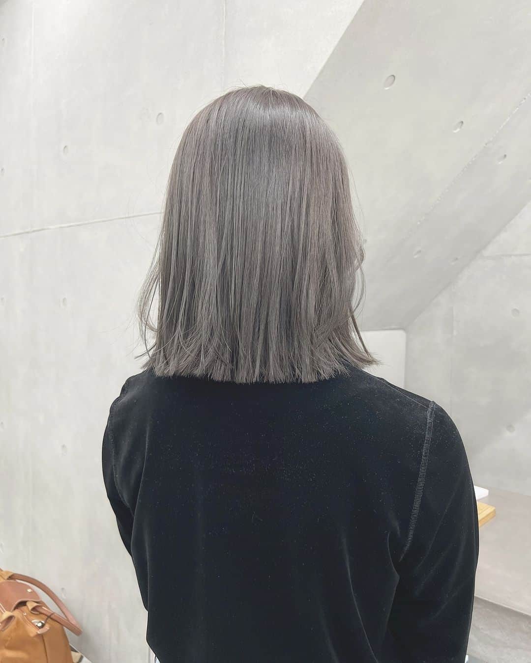 兼井遼のインスタグラム：「オリーブグレージュ＊  柔らかくほつれるヘア😌  ツヤのある 暗くても透明のある カラーならお任せください☺️  11月12月のご予約も まだまだお取りできます🙇🏻  ご質問などは コメントにてお問い合わせください！😌  #ケアカラー  #ヘアアレンジ  #ケアダブルカラー  #巻き方  #髪質改善カラー  #イルミナカラー  #ミルクティーベージュ #グレージュ  #ケアブリーチ  #ハイライトカラー  #ハイトーンカラー  #ブリーチ  #ダブルカラー   #インナーカラー  #オリーブアッシュ  #グラデーションカラー  #グレージュカラー  #ツヤトーン  #パーマ  #艶髪  #外国人風  #髪質改善トリートメント  #くびれヘア  #シースルーバング  #髪質改善  #ラベンダーグレージュ  #オリーブグレージュ  #トリートメント  #ヘアアクセサリー　#インナーハイライト」