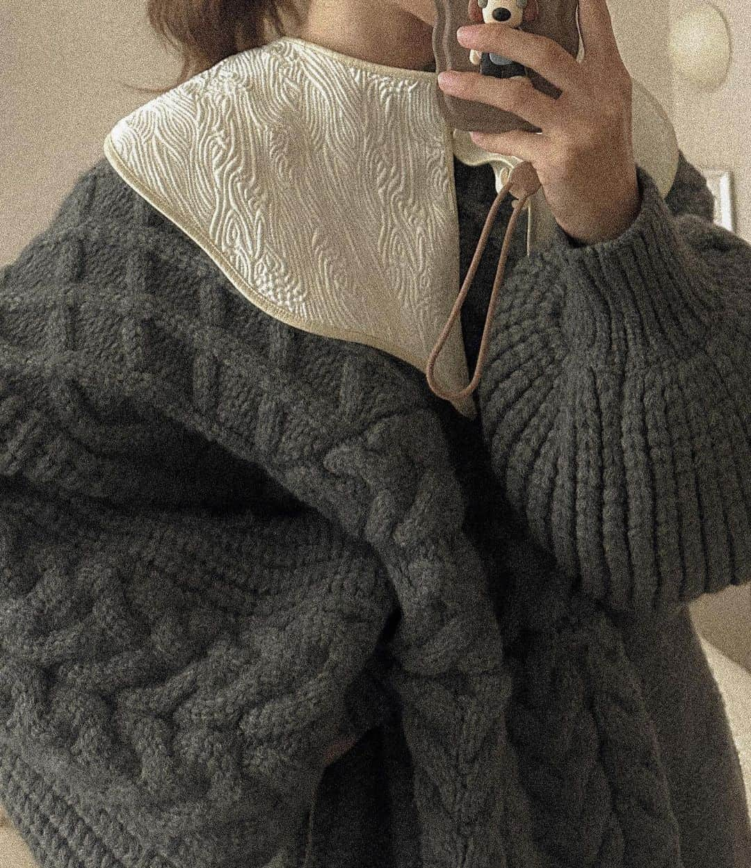 たかあしあかりさんのインスタグラム写真 - (たかあしあかりInstagram)「. 最近のお気に入り 👓 🧶 🧦  夜にリールも投稿する〜  今日暖かくてこのニットと ヒートテックで出かけられた😊  ボリューム編地切替えニット ¥6,930 tax in beige/gray/brown/natural FREE size ⠀  ⠀  ⠀  #冬コーデ #韓国コーデ #淡色コーデ #ベージュコーデ #淡色コーデ #低身長コーデ  #ベージュコーデ #ニットコーデ  #イエベ秋 #低身長ファッション #ニットトップス #zozotownで購入 #ニットワンピースコーデ」11月21日 14時46分 - akari___0302