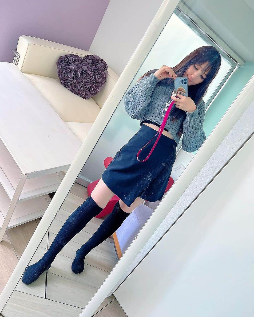 五位渕のぞみのインスタグラム：「#SHEIN 購入品がめちゃくちゃ当たりだった（^人^）💓💓 @sheinofficial  @shein_japan  ㅤㅤㅤㅤㅤㅤㅤㅤㅤ 🛍️2023 SHEIN ブラック フライデーセール🛍️ 試すたび、好きが見つかる。 届くたび、好きが増えてく。 30万点以上の人気アイテムが限定値下げ🛒 ㅤㅤㅤㅤㅤㅤㅤㅤㅤ ✅ #DAZY Kpop @dazy_fashion  ケーブルニット ドロップショルダー セーター ◽ グレー ◽ M(JP-M) ◽商品ID 10821413 ㅤㅤㅤㅤㅤㅤㅤㅤㅤ ✅ DAZY Kpop  ハイウエストボタン詳細 裾詰み スコート ◽ブラック ◽S(JP-S) ◽ 商品ID 12284500 ㅤㅤㅤㅤㅤㅤㅤㅤㅤ ニットはショート丈で下着の上からそのまま 着ても全くチクチクしないから嬉しい😍💕 触り心地も良いし、高見えするから感動🥹✨✨ ㅤㅤㅤㅤㅤㅤㅤㅤㅤ ショートパンツはスカート風になってて ガーリーなのに下がパンツになってるから そのままサラッと着れちゃう🙆🏻‍♀️ 生地もしっかりしてて、薄くないから良き❕ ㅤㅤㅤㅤㅤㅤㅤㅤㅤ 🌈クーポンコード【23BF82】🌈 ※0-5999円で15%オフ 6000円以上のご購入で20％オフ ▫️利用期限：2023年11月10日〜2023年12月31日 3回まで使えるし、お得に買えます🉐 ぜひお買い物の際に使ってね🛒✨ ㅤㅤㅤㅤㅤㅤㅤㅤㅤ ㅤㅤㅤㅤㅤㅤㅤㅤㅤ ㅤㅤㅤㅤㅤㅤㅤㅤㅤ ㅤㅤㅤㅤㅤㅤㅤㅤㅤ #SHEINblackfriday  #SHEINGoodFinds  #SHEIN購入品 #BeSHEINモデル #SHEINforAll  #loveshein  #ad  #saveinstyle」
