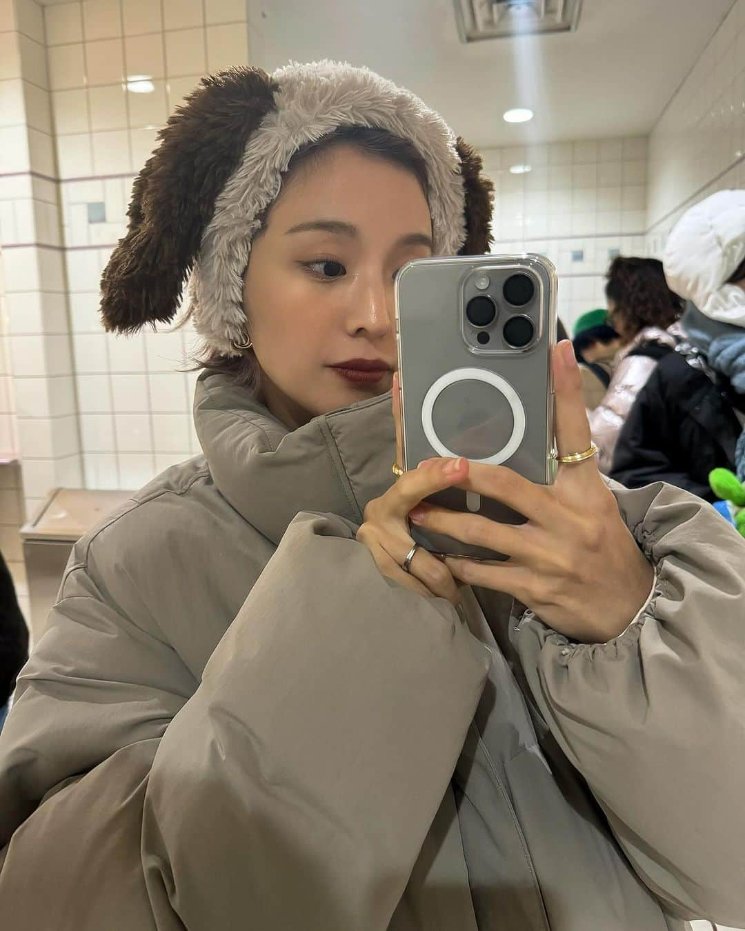 徳永 美乃里さんのインスタグラム写真 - (徳永 美乃里Instagram)「私のユニバすたいる🤣🤎付け耳ならぬ🧦で ユニバを取り入れてみたよ🌏🤎 着いてすぐショップで見つけて履き替えました🤣🧦  そして夜はたくまさんとアウター交換っ🫰🏻🤎 @uniqlo_jp のダウン♡ 神戸着いて、ユニバの日極寒になると聞いて 前日に急遽たくまさんの服買いに🧥 即席やしプチプラでいいか！とこれにしたけど 2人で使えるサイズでデザインもよくて結果的に◎すぎた🫰🏻 Lサイズでこんな感じ〜！  みんなも見に行ってみるべし🫰🏻🤎」11月21日 20時22分 - tokunaga_minori