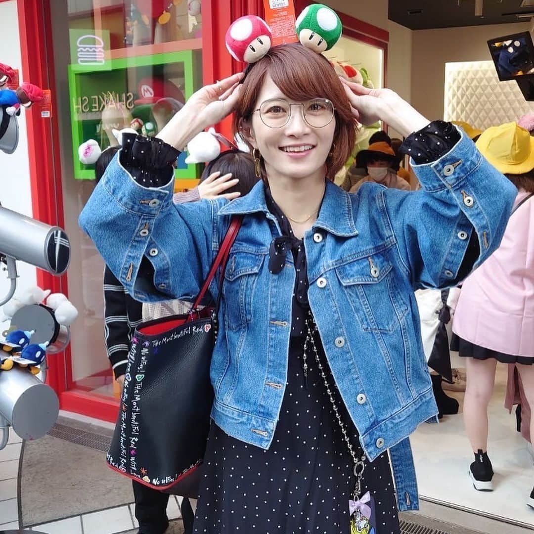 AYASAのインスタグラム：「🍄 たまにはゆるめなお写真もアップしてみる✌︎ こちら先日USJへ行ったときのワタクシの図✌︎ キノコを発見して試しに捕獲→ゲットした🍄🍄 2枚目はお昼ご飯を食した都立呪術高専食堂にて🍴 ・ ・ #バヨリン弾きの休日 #USJ」
