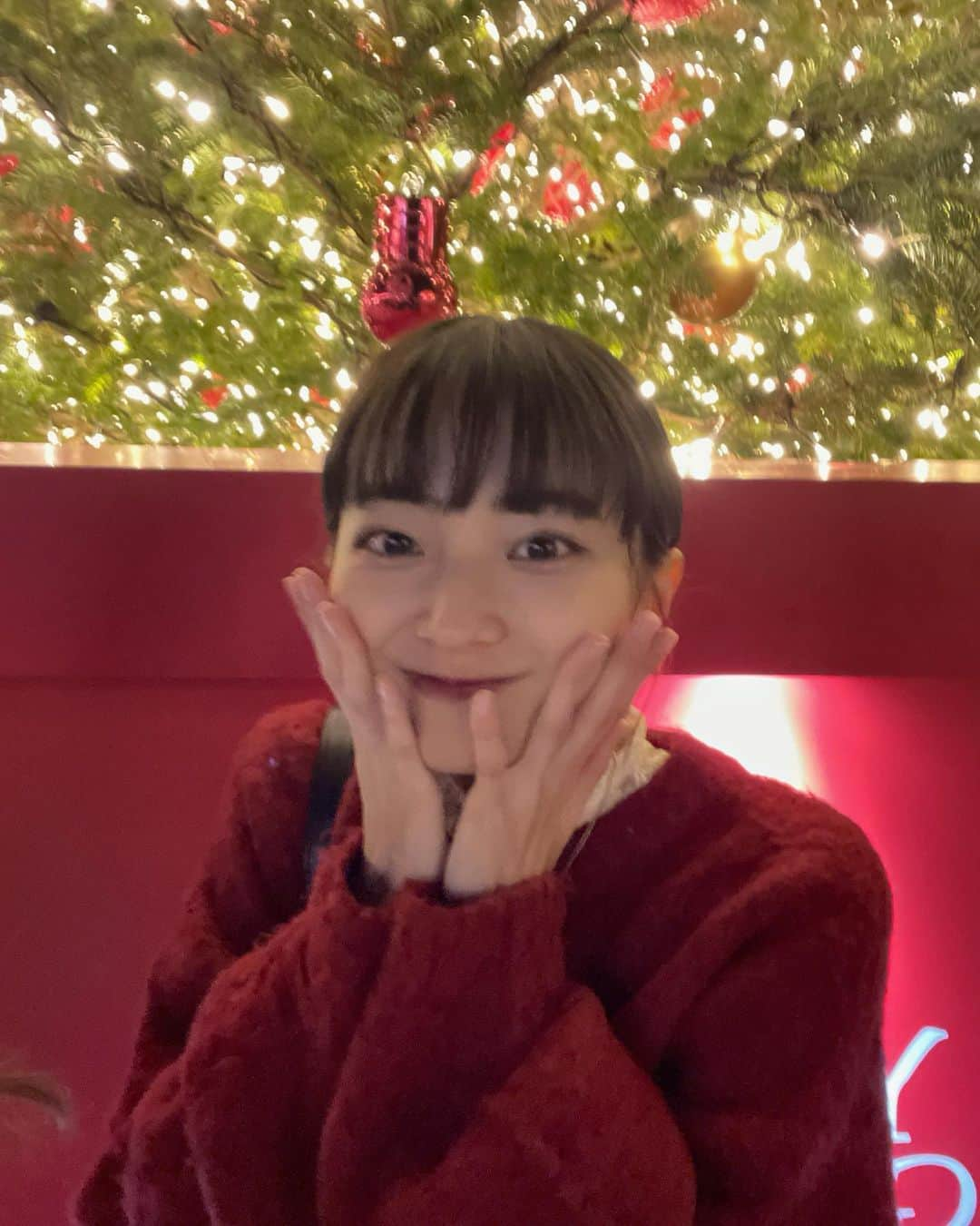 酒井唯菜のインスタグラム：「イルミネーション🎄💫 トナカイポーズしてきた。 みんなはクリスマス何して過ごすの〜？♡  #イルミネーション  #クリスマス  #赤ニット」