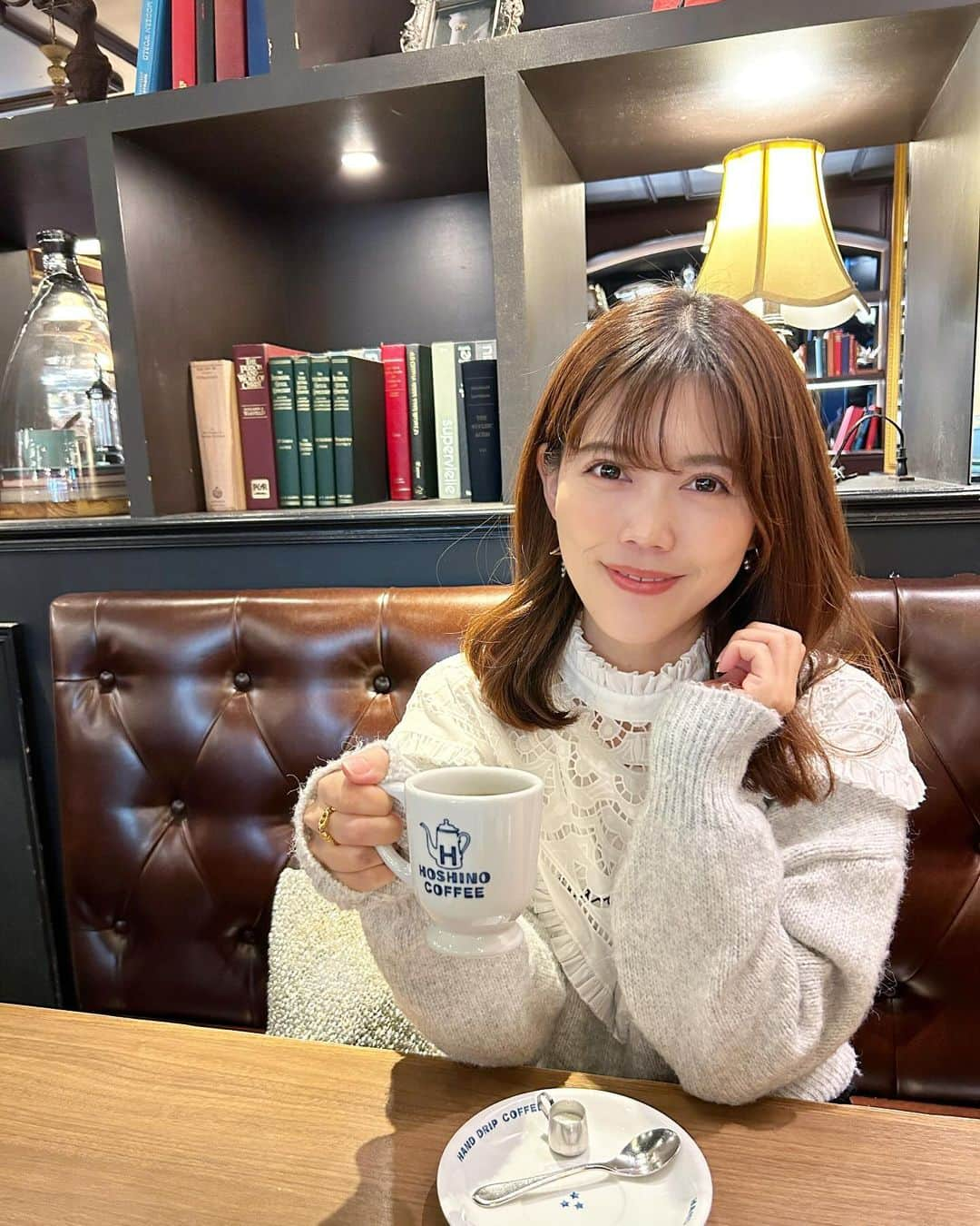 上坂由莉のインスタグラム：「⁡ 先週あたりから急に寒くなりましたね🥶 沖縄から帰ってきてから温度差が凄く 体温めに行こうと思って先週よもぎ蒸しへ🌱🫚 ⁡ ⁡ よもぎ蒸しはいつも黄土を使用してる サロンさんを選んでます🏺⸝⸝ 骨格エステ＋黄土漢方よもぎ蒸しのコース🌿 @lana.organic_salon ⁡ ⁡ 30分しっかりよもぎ蒸しで温まって汗を出して 体内に溜め込んでた老廃物をデトックス🍀⸝⸝ その後は上半身の整体も行っていただきスッキリ😮‍💨 ⁡ ⁡ 今年は温活テーマでコーヒーも お家では減らしつつ…過ごしてます☕️ 自分が苦しくない程度に冷え改善しましょっ🥰 風邪も流行ってきてるので皆様お気をつけください😌 ⁡ ⁡ #よもぎ蒸し #黄土漢方よもぎ蒸し #温活 #体質改善 #京都エステ #京都よもぎ蒸し #京都美容 #西院エステ #ダイエット #デトックス #冷え性 #腰痛改善 #腸活 #フェムケア #美容好き #美容レポ #風邪予防 #免疫力 #salonlana京都西院」