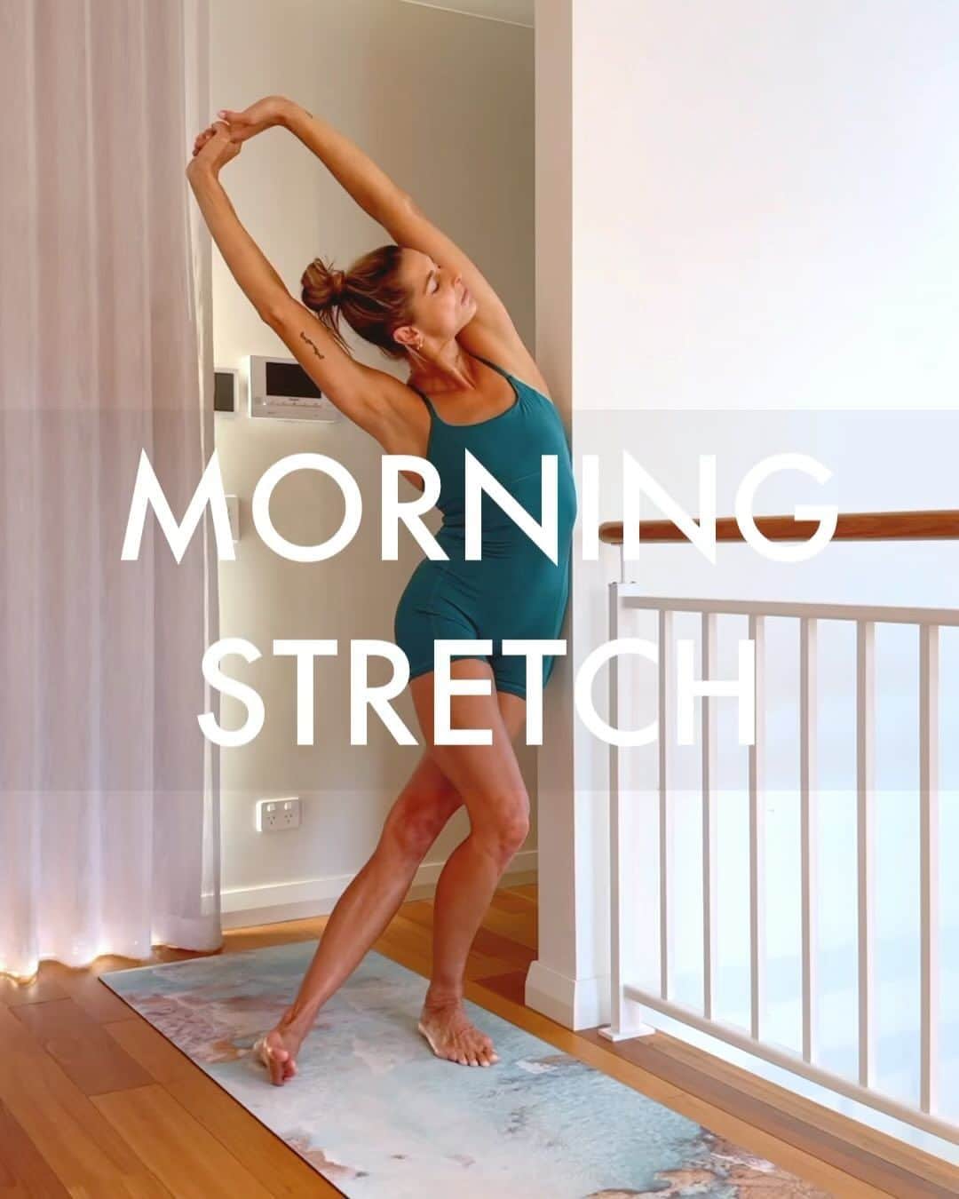 Amanda Biskのインスタグラム：「MORNING STRETCHES ☀️ Wake up your body, release tension & feel more mobile with this juicy wall stretch series 😌  ✨1. SIDE STRETCH  - lean your hip into the wall will all your weight - keep your core engaged (belly button in!) - straight leg is active (knee squeezed, foot flexed) ADD ROTATION - improves spinal mobility - relieves back tightness  ✨2. KNEELING ROTATION - hip touching the wall - reach arms wide ADD STRETCH - pull your belly button in and push hips forward - helps to open hip flexors & relieve back pain  ✨3. KNEELING HIP FLEXOR - an even deeper hip flexor stretch - keep your core engaged - reach UP more than you are reaching back WALL TOUCH - if your hands reach the wall, aim to sink the hips DOWN and pull the belly button in  ✨4. FORWARD FOLD - hips on wall with all bodyweight - hold straight legs for 3 breaths - bend & straighten for 6 breaths - hold bent legs for 3 breaths - hold straight legs & reach for wall for 3 breaths  This is such an amazing way to start your day 🤩 You’ll feel energised, decompressed, mobile & focused ✨✨✨ #morningstretches #morningyoga #flexibility #backpain  ab❤️x  Music: Right Now - Vandelux Wearing: Sweat to Splash Onesie from @nimbleactivewear 🌲」