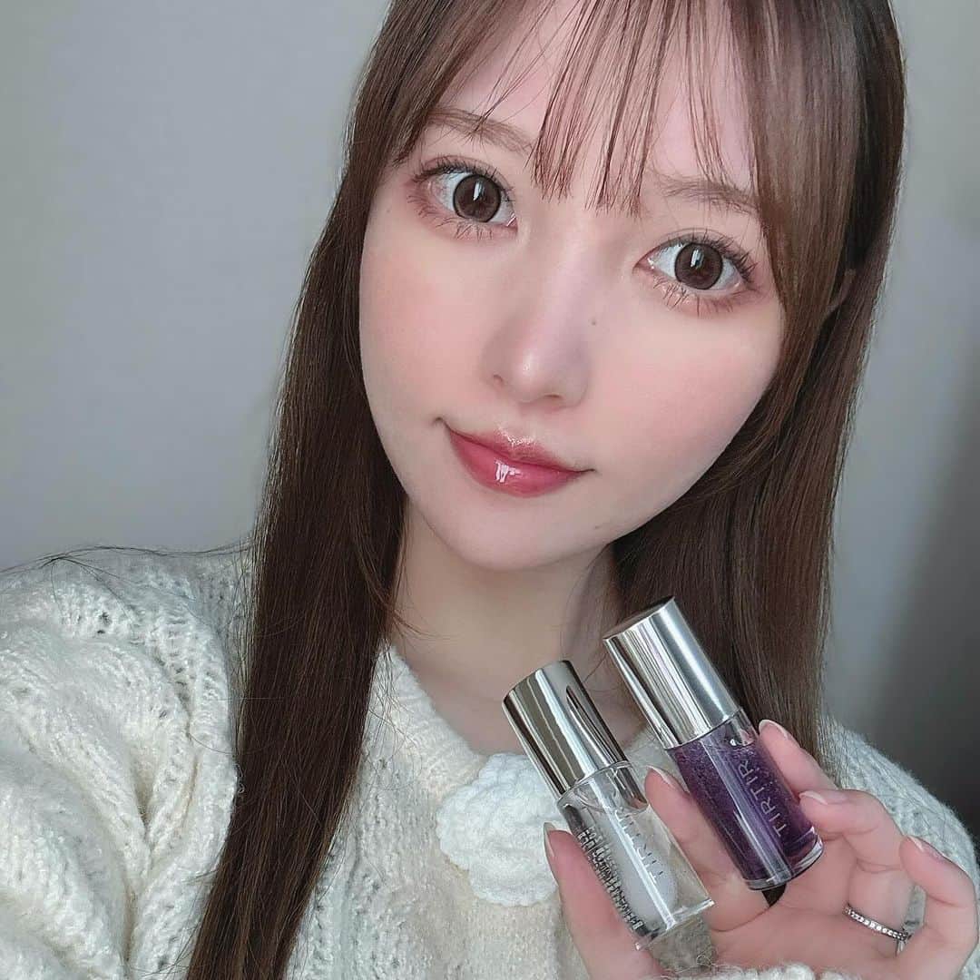 Moeka Takamatsuのインスタグラム：「♡ TIRTIR マイグロウリップオイル💄 . 4種類あるけどハニーとラベンダー使ってみたよ！ . 🍯ハニー 豊富な保湿でうるおいケア しっかり保湿してくれるから唇のケアにぴったり‪‪❤︎ 寝る前にリップマスクとして使ってるよ！蜂蜜の香りが癒される◎ .‬ 🪻ラベンダー さっぱりした保湿感で安らぎケア オイルなのにべたつきが少ない軽い使用感だからデートにぴったり‪‪❤︎‬ リップに重ねて使ってるよ！ほんのり色付いてかわいい︎♡⃛ . 気になった方はチェックしてみてね💋 . . . . . #PR#TIRTIR#ティルティル#マイグロウリップオイル#ハニー#ラベンダー#高保湿リップオイル#うる艶リップオイル#ガラスツヤ」
