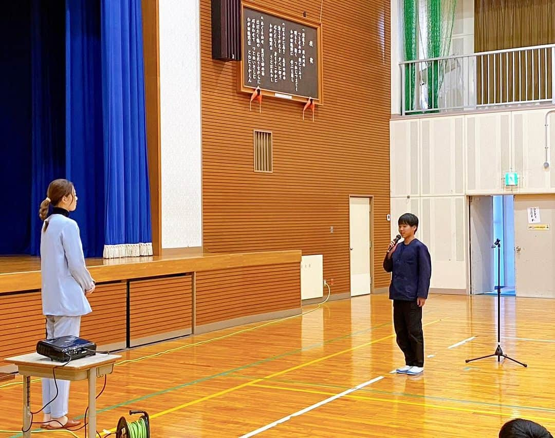 井上香織さんのインスタグラム写真 - (井上香織Instagram)「2023.11.21 ・ 【仕事博】という名目で田鶴野小学校のみんなに講演をさせていただきました🎤 ・ 45分でしたが最後は時間が無くなりバタバターっとかけ足になってしまいましたが、みんな真剣に聞いてくれて嬉しかったな🥰 ・ 質問もたっくさんしてくれたり サイン欲しいーって寄ってきてくれたり可愛い子達でした♡ ・ またどこかで会えますように♪ ・ #バレーボール #講演 #田鶴野小学校 #ありがとうございました」11月21日 20時16分 - kaorin888