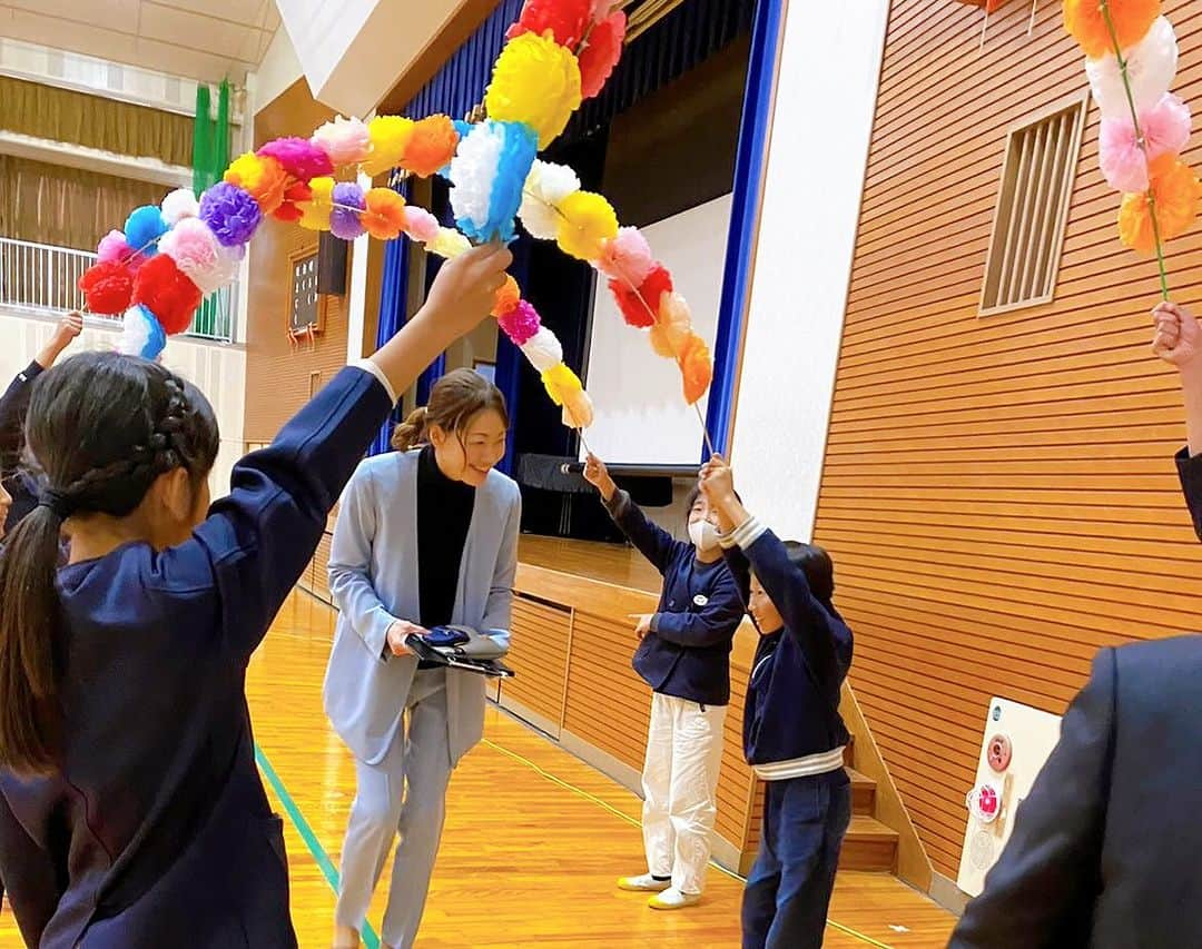 井上香織さんのインスタグラム写真 - (井上香織Instagram)「2023.11.21 ・ 【仕事博】という名目で田鶴野小学校のみんなに講演をさせていただきました🎤 ・ 45分でしたが最後は時間が無くなりバタバターっとかけ足になってしまいましたが、みんな真剣に聞いてくれて嬉しかったな🥰 ・ 質問もたっくさんしてくれたり サイン欲しいーって寄ってきてくれたり可愛い子達でした♡ ・ またどこかで会えますように♪ ・ #バレーボール #講演 #田鶴野小学校 #ありがとうございました」11月21日 20時16分 - kaorin888