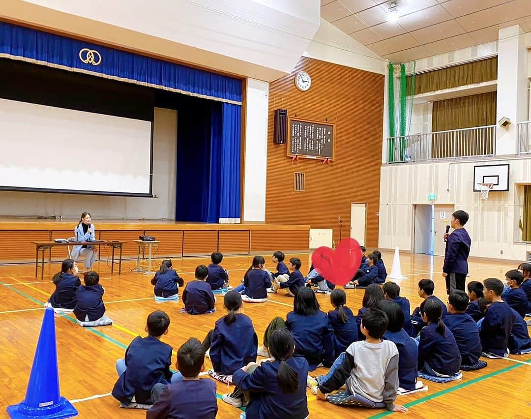 井上香織さんのインスタグラム写真 - (井上香織Instagram)「2023.11.21 ・ 【仕事博】という名目で田鶴野小学校のみんなに講演をさせていただきました🎤 ・ 45分でしたが最後は時間が無くなりバタバターっとかけ足になってしまいましたが、みんな真剣に聞いてくれて嬉しかったな🥰 ・ 質問もたっくさんしてくれたり サイン欲しいーって寄ってきてくれたり可愛い子達でした♡ ・ またどこかで会えますように♪ ・ #バレーボール #講演 #田鶴野小学校 #ありがとうございました」11月21日 20時16分 - kaorin888