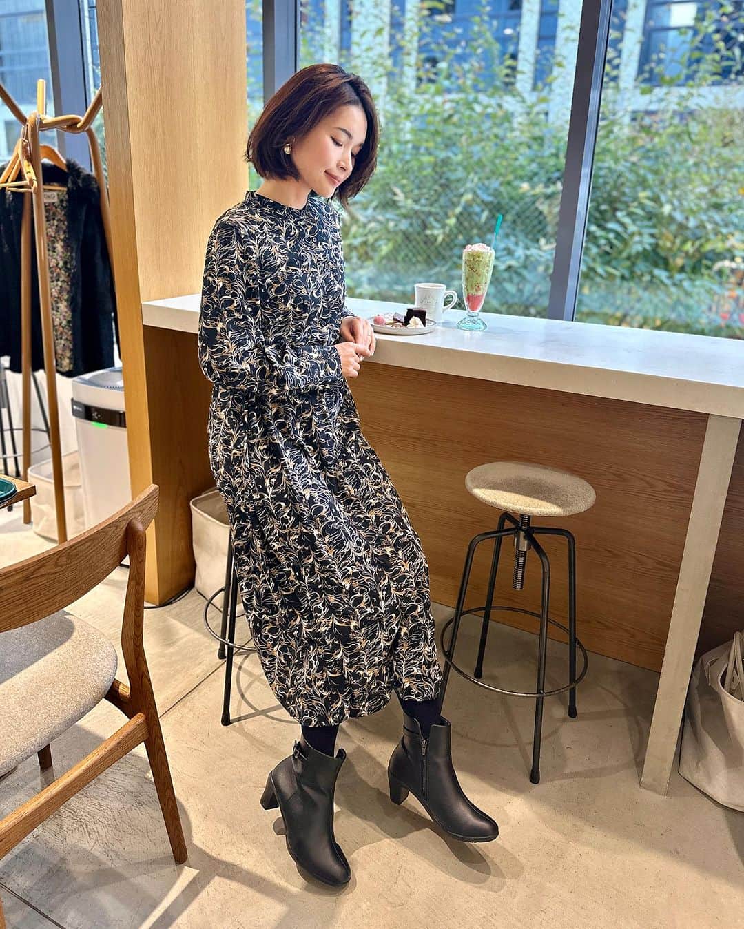 三佐和あやさんのインスタグラム写真 - (三佐和あやInstagram)「神戸行った日の コーデ✨ 革ジャン と ワンピース 足元は @akaishi.official の ショートブーツ新作🖤  6cmヒールで がんがん歩ける✨  つま先が 反り上がっているため  つまづきにくい特徴なのが 良い👍  さらに、底が薄くて すっきりしたシルエットが 綺麗✨  シルエット綺麗だと 痛くなりがちだけど アカイシというブランドは、  もともと 足に悩みのある人が 歩くことで 足の健康を取り戻すこと に  研究開発したブランドだから、 快適で 痛くならなかった☺️  華奢な ベルトも デザインの ポイントになってて かっこ かわいいよね〜🩶  もし、買ってみようかな？と 思って、サイズが 不安になったら  返品交換伝票も いっしょに送ってくれる アフターサポートも 手厚いブランドだから 安心してね✨  ☑︎ ブランド紹介  　AKAISHIは、外反母趾など 様々な足の悩みを持つ方が、  歩くことで足の健康を  とりもどす靴を研究開発している ブランドです。  　数千人の足裏の形から導き出された AKAISHIオリジナルのインソールは履いた瞬間、 　足裏に吸いつくようにフィットします。  　→公式通販サイト 「AKAISHI　靴」で検索  @akaishi.official   OOTD #40代コーデ #きのコ   #AKAISHI #AKAISHI公式通販 #アカイシ #ArchFitter #アーチフィッター #新商品 #外反母趾 #足底筋膜炎 #足が痛い #シューズ #ブーツ #ショートブーツ PR」11月21日 20時17分 - misawa_aya