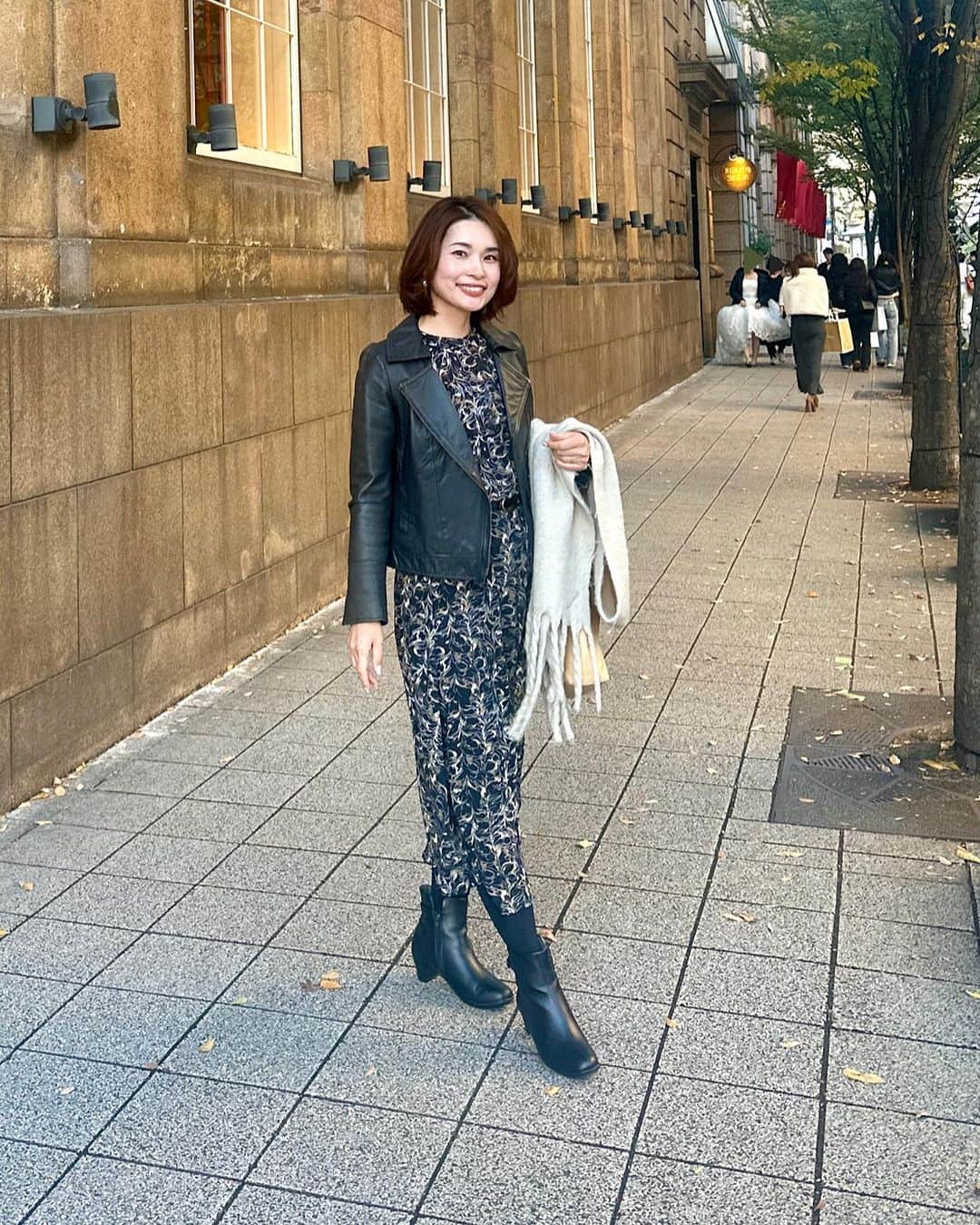 三佐和あやさんのインスタグラム写真 - (三佐和あやInstagram)「神戸行った日の コーデ✨ 革ジャン と ワンピース 足元は @akaishi.official の ショートブーツ新作🖤  6cmヒールで がんがん歩ける✨  つま先が 反り上がっているため  つまづきにくい特徴なのが 良い👍  さらに、底が薄くて すっきりしたシルエットが 綺麗✨  シルエット綺麗だと 痛くなりがちだけど アカイシというブランドは、  もともと 足に悩みのある人が 歩くことで 足の健康を取り戻すこと に  研究開発したブランドだから、 快適で 痛くならなかった☺️  華奢な ベルトも デザインの ポイントになってて かっこ かわいいよね〜🩶  もし、買ってみようかな？と 思って、サイズが 不安になったら  返品交換伝票も いっしょに送ってくれる アフターサポートも 手厚いブランドだから 安心してね✨  ☑︎ ブランド紹介  　AKAISHIは、外反母趾など 様々な足の悩みを持つ方が、  歩くことで足の健康を  とりもどす靴を研究開発している ブランドです。  　数千人の足裏の形から導き出された AKAISHIオリジナルのインソールは履いた瞬間、 　足裏に吸いつくようにフィットします。  　→公式通販サイト 「AKAISHI　靴」で検索  @akaishi.official   OOTD #40代コーデ #きのコ   #AKAISHI #AKAISHI公式通販 #アカイシ #ArchFitter #アーチフィッター #新商品 #外反母趾 #足底筋膜炎 #足が痛い #シューズ #ブーツ #ショートブーツ PR」11月21日 20時17分 - misawa_aya