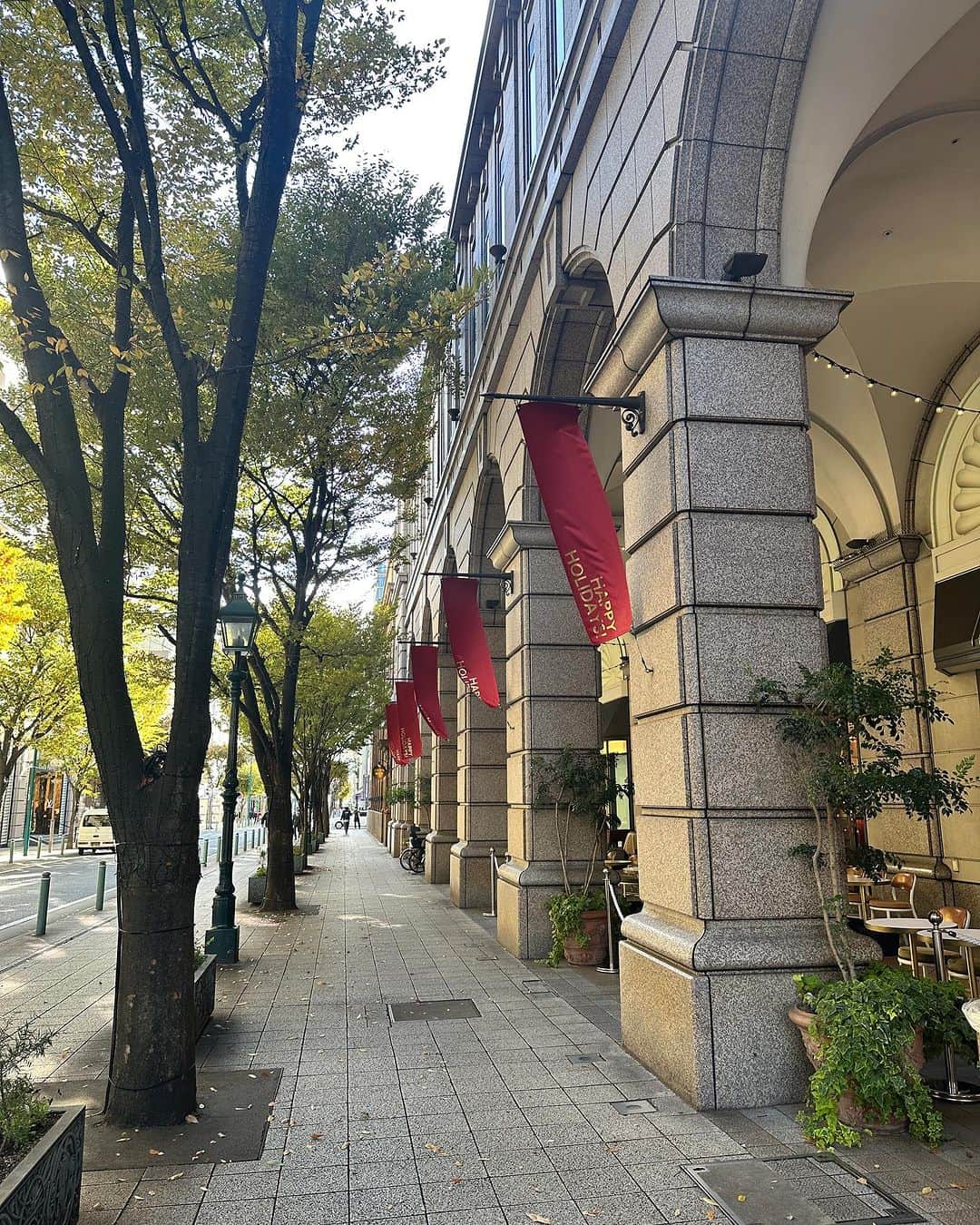 三佐和あやさんのインスタグラム写真 - (三佐和あやInstagram)「神戸行った日の コーデ✨ 革ジャン と ワンピース 足元は @akaishi.official の ショートブーツ新作🖤  6cmヒールで がんがん歩ける✨  つま先が 反り上がっているため  つまづきにくい特徴なのが 良い👍  さらに、底が薄くて すっきりしたシルエットが 綺麗✨  シルエット綺麗だと 痛くなりがちだけど アカイシというブランドは、  もともと 足に悩みのある人が 歩くことで 足の健康を取り戻すこと に  研究開発したブランドだから、 快適で 痛くならなかった☺️  華奢な ベルトも デザインの ポイントになってて かっこ かわいいよね〜🩶  もし、買ってみようかな？と 思って、サイズが 不安になったら  返品交換伝票も いっしょに送ってくれる アフターサポートも 手厚いブランドだから 安心してね✨  ☑︎ ブランド紹介  　AKAISHIは、外反母趾など 様々な足の悩みを持つ方が、  歩くことで足の健康を  とりもどす靴を研究開発している ブランドです。  　数千人の足裏の形から導き出された AKAISHIオリジナルのインソールは履いた瞬間、 　足裏に吸いつくようにフィットします。  　→公式通販サイト 「AKAISHI　靴」で検索  @akaishi.official   OOTD #40代コーデ #きのコ   #AKAISHI #AKAISHI公式通販 #アカイシ #ArchFitter #アーチフィッター #新商品 #外反母趾 #足底筋膜炎 #足が痛い #シューズ #ブーツ #ショートブーツ PR」11月21日 20時17分 - misawa_aya