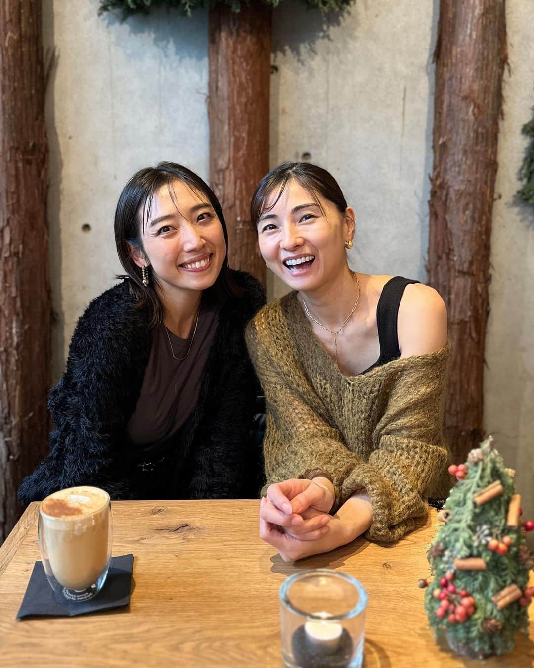 太田彩乃のインスタグラム：「こんな素敵な女性になりたいなぁ。 会うたびにそんな思いが増し増し✨  サプライズすぎるお誕生日のお花も（だって、誕生日10月だよ🥹）めちゃくちゃ嬉しかったです💫  この日は旦那さんに👶🏻を預けて思いっきりリフレッシュしてきました！（ありがとうっ🙏）仕事、子育て、女性として、色んな事を話せて話し足りなくて、少し遠回りの駅まで散歩しながらおしゃべり。笑 また頑張れるっ！！  紗江さんありがとうございました❤️💐  街中がクリスマスモードになっててびっくり🎄 何処もかしこも可愛かった🎅🏻🧡」