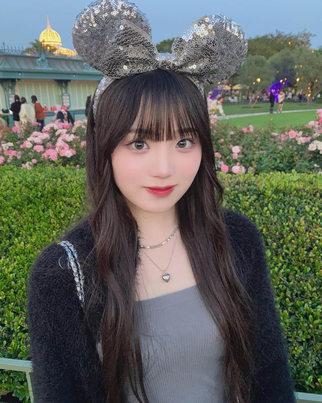 佐藤楓恋のインスタグラム：「🏰⋆｡˚✩ ピンクのお花が可愛かった︎🎀 写真撮る才能ありますかね、、？   #ディズニー  #ディズニーランド  #disney  #disneygram  #disneyland  #ディズニーカチューシャ #jk #sjk #高校生 #高2 #タレント #モデル #佐藤楓恋 #fyp #06」