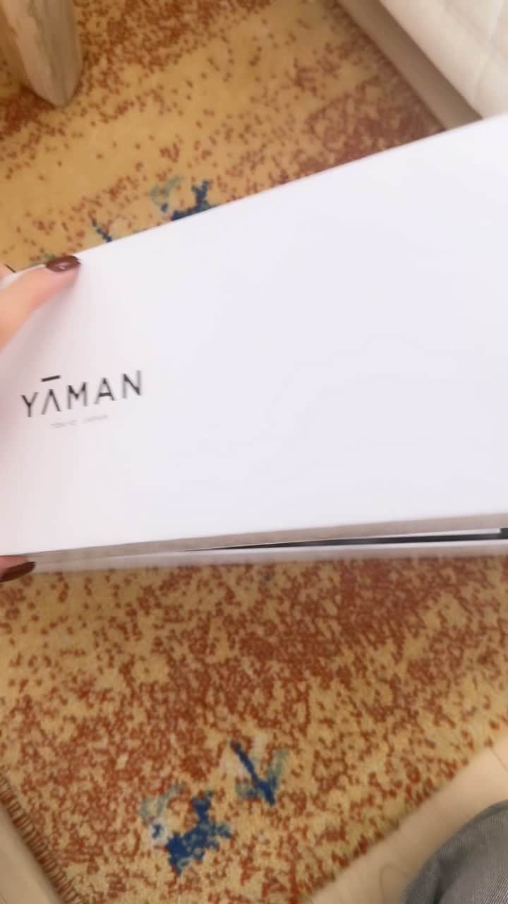 mizukiのインスタグラム：「よく質問いただくのでヘアケアルーティンを動画にしてみました🪮 最近ずっと使っているのがこの @yaman.official のスムースアイロンフォトイオン🤍 温度設定も簡単で温度がどんどん上がっていくのが一目でわかります。 辛口審査で有名なコスメ評判誌LDK the beauty ヘアアイロン部門で1位*を獲得した実力派で低温でもしっかりストレートにしてくれるので、私は大体140〜150度に設定しています◎ 美容機器専門メーカーならではのテクノロジー搭載だから使ってみて感動した🥺うるツヤ髪になる''保水ヘアアイロン''です🩵 1台でストレートヘア、カールやウェーブスタイルもできるので旅行などにもとっても便利です☺️ うるうるつやつやな髪目指すぞ〜☺️  ㅤㅤㅤㅤㅤㅤㅤㅤㅤㅤㅤㅤㅤ*2023年2月号 ヘアアイロン部門において #PR #ヤーマン #ヴェール髪 #ヘアアイロン #スムースアイロンフォトイオン #保水ヘアアイロン #ストレートアイロン」