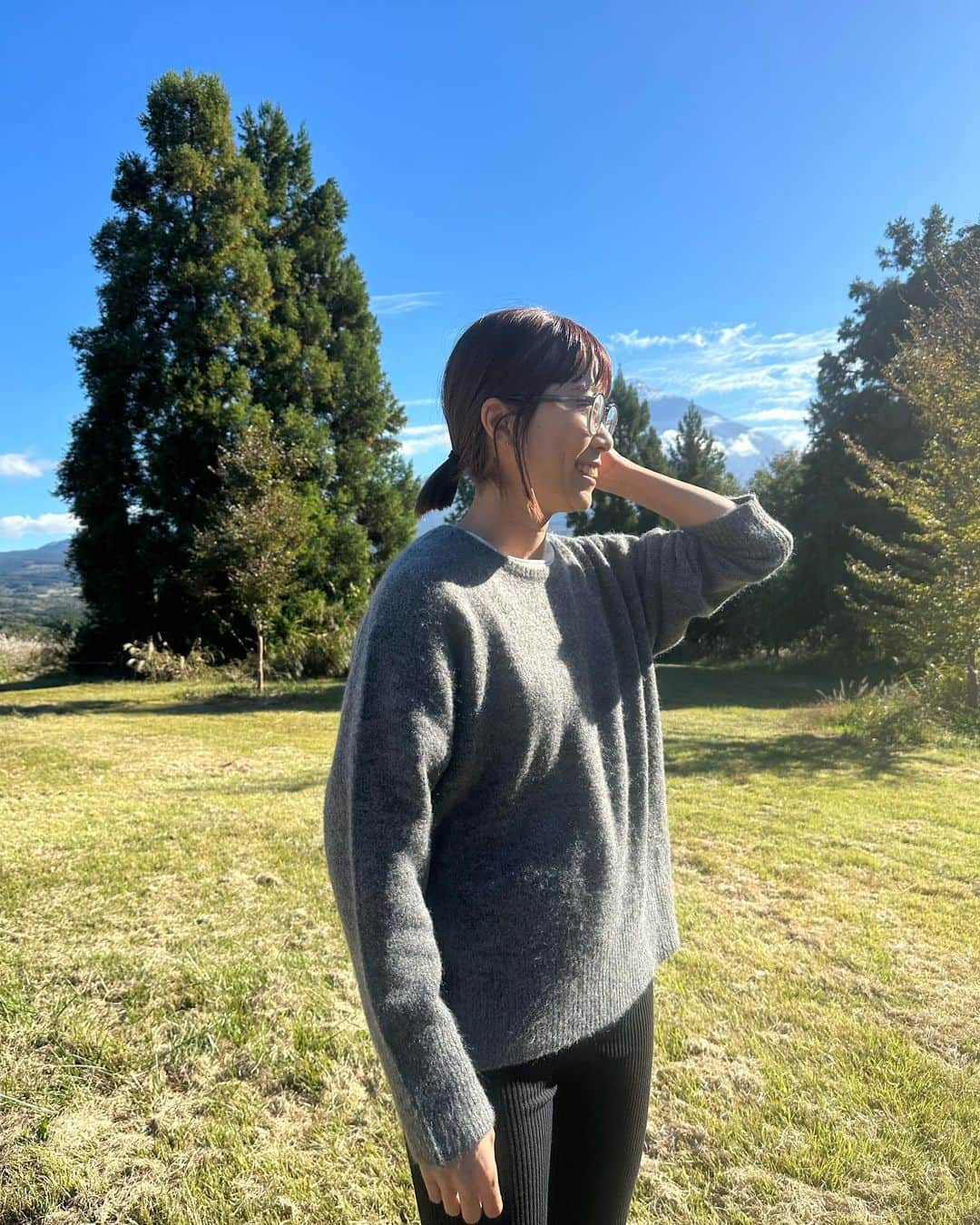 cocaさんのインスタグラム写真 - (cocaInstagram)「My Yak Knit😎 Vol. 2  寒さも増して本格的にニットの出番🎯  cocaのこの冬イチオシ&定番！ 軽くてカシミアタッチのヤク風ニットを 使ったスタッフのリアルなコーデをご紹介👏🏼⭐️  2-3枚目　Staff : 166cm Vネック　Dk.pink / L  4-5枚目　Staff : 161cm Vネック　Charcoal / L  6-7枚目　@coca__katochi : 161cm クルーネック　Charcoal / M  ※コーデアイテムは私物です※  -----------------------  #coca_code #コカコーデ#楽ちんコーデ #お出かけコーデ #秋コーデ#休日コーデ#キレイめカジュアル #爽やかコーデ #大人カジュアル #大人コーデ #大人の休日 #コスパコーデ #ママコーデ #ニットコーデ #가을코디 #겨울코디 #니트코디 #편한옷 #편한룩 #편한코디 #데이트룩」11月21日 20時20分 - coca_official_store