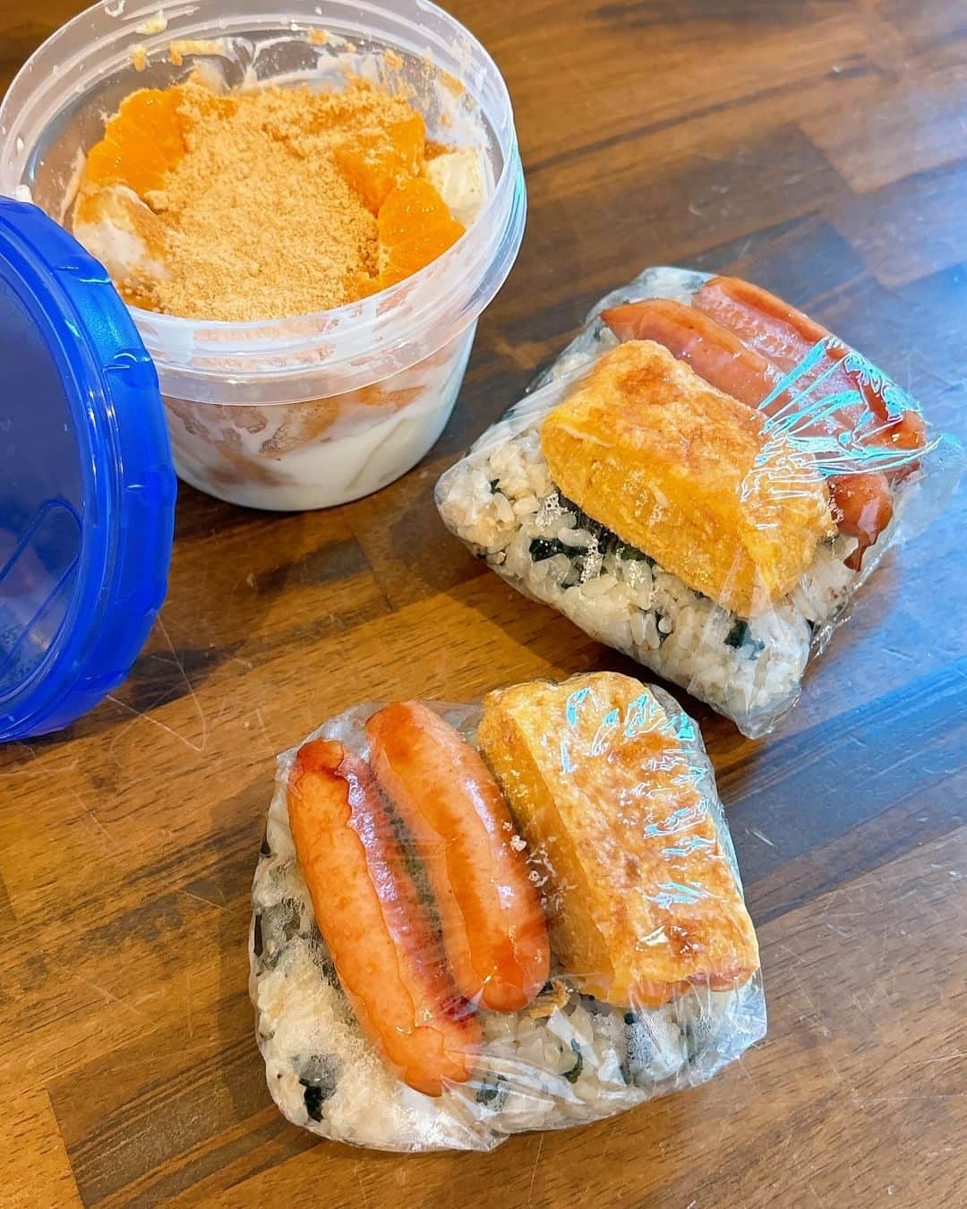 みきママのインスタグラム：「【わかめおにぎり弁当です！】  今日はわかめおにぎり弁当にしよう🤩🤩🤩  作り方はね、わかめおにぎりにウインナーとたらこの卵焼きをのせてお弁当みたいにしました😄😄😄  すると、れんくん、全然起きてきません。寝坊してんじゃないよ、バカヤロー👹👹👹  昨夜は、はる兄が夜中の3時まで「みきママの1日密着」YouTubeを編集しててさ、  3時に、はる兄「腹減った」って叩き起こされました🤣🤣🤣 　 お前さんたち、ふざけんなよー👹👹👹  #みきママ　#時短　#弁当 #明太子#おにぎり #たらこ  #料理 　#おにぎり弁当 #わかめおにぎり #弁当　#わかめ #わかめ弁当　 #高校生 #男子弁当　 #japanesefood #obento #onigiri #japan #wakame」