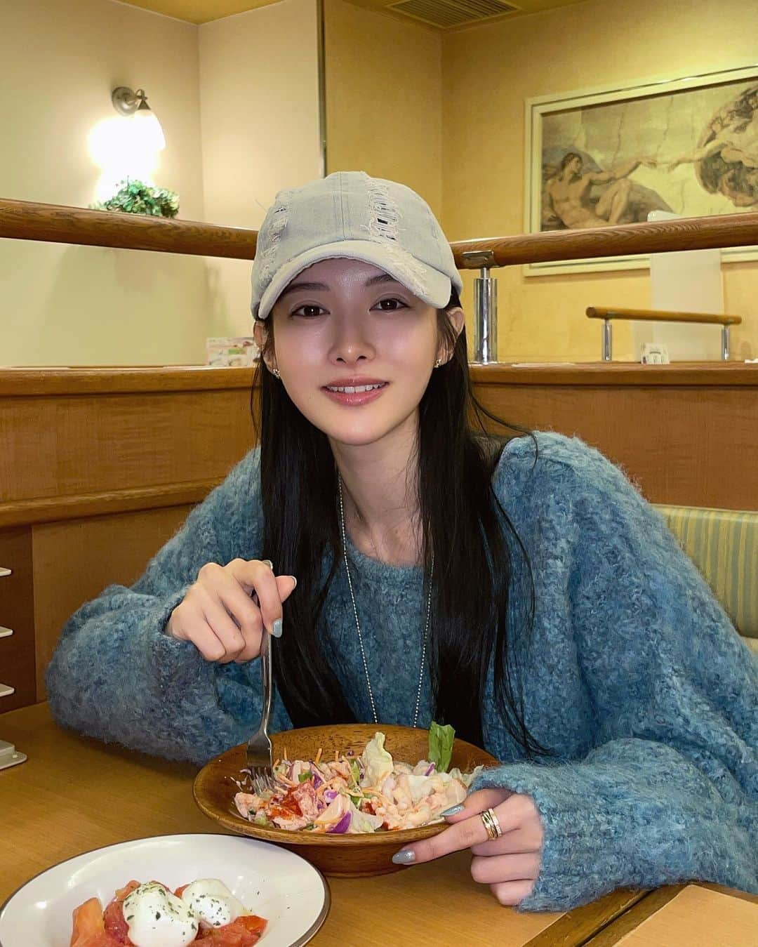 相沢みなみさんのインスタグラム写真 - (相沢みなみInstagram)「No make up day🧢✨ Every time I come to Saizeriya(Italian restaurant chain), I am amazed at the low prices! Have you ever gone out to eat? . すっぴんDAY😌🪽 サイゼは来る度コスパにビビるw🇮🇹🍝💚 私的マストは小エビのサラダ🦐🥗 みんなの定番メニューはー？？ . #サイゼリヤ #saizeriya  . #相沢みなみ #すっぴん  #minamiaizawa #相澤南」11月21日 14時51分 - epoint2016