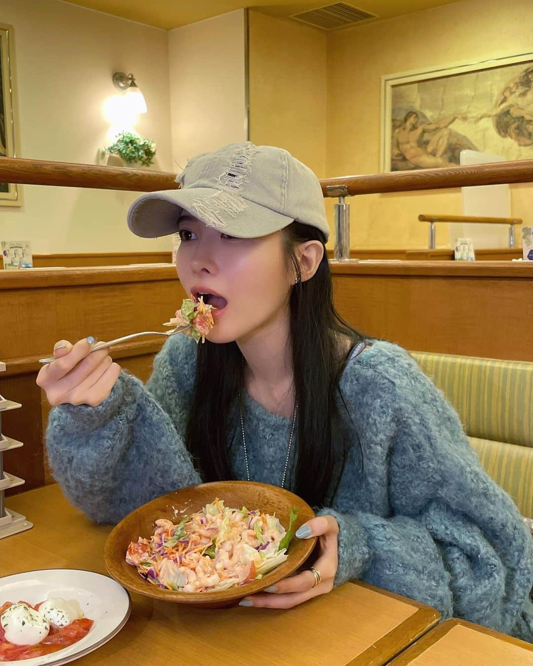 相沢みなみさんのインスタグラム写真 - (相沢みなみInstagram)「No make up day🧢✨ Every time I come to Saizeriya(Italian restaurant chain), I am amazed at the low prices! Have you ever gone out to eat? . すっぴんDAY😌🪽 サイゼは来る度コスパにビビるw🇮🇹🍝💚 私的マストは小エビのサラダ🦐🥗 みんなの定番メニューはー？？ . #サイゼリヤ #saizeriya  . #相沢みなみ #すっぴん  #minamiaizawa #相澤南」11月21日 14時51分 - epoint2016