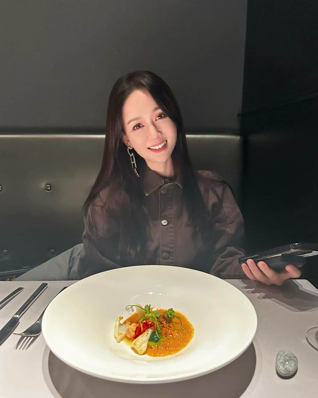 ジョー・チェン（Joe Chen）のインスタグラム：「🍽️ 來自台北冬天的第一顆星 台北入冬不是應該吃薑母鴨嗎？ 摘完這顆星我要閉關減肥了 （等我吃完剛剛點的排骨酥就開始⋯） 🧏‍♀️ #michelinstar」